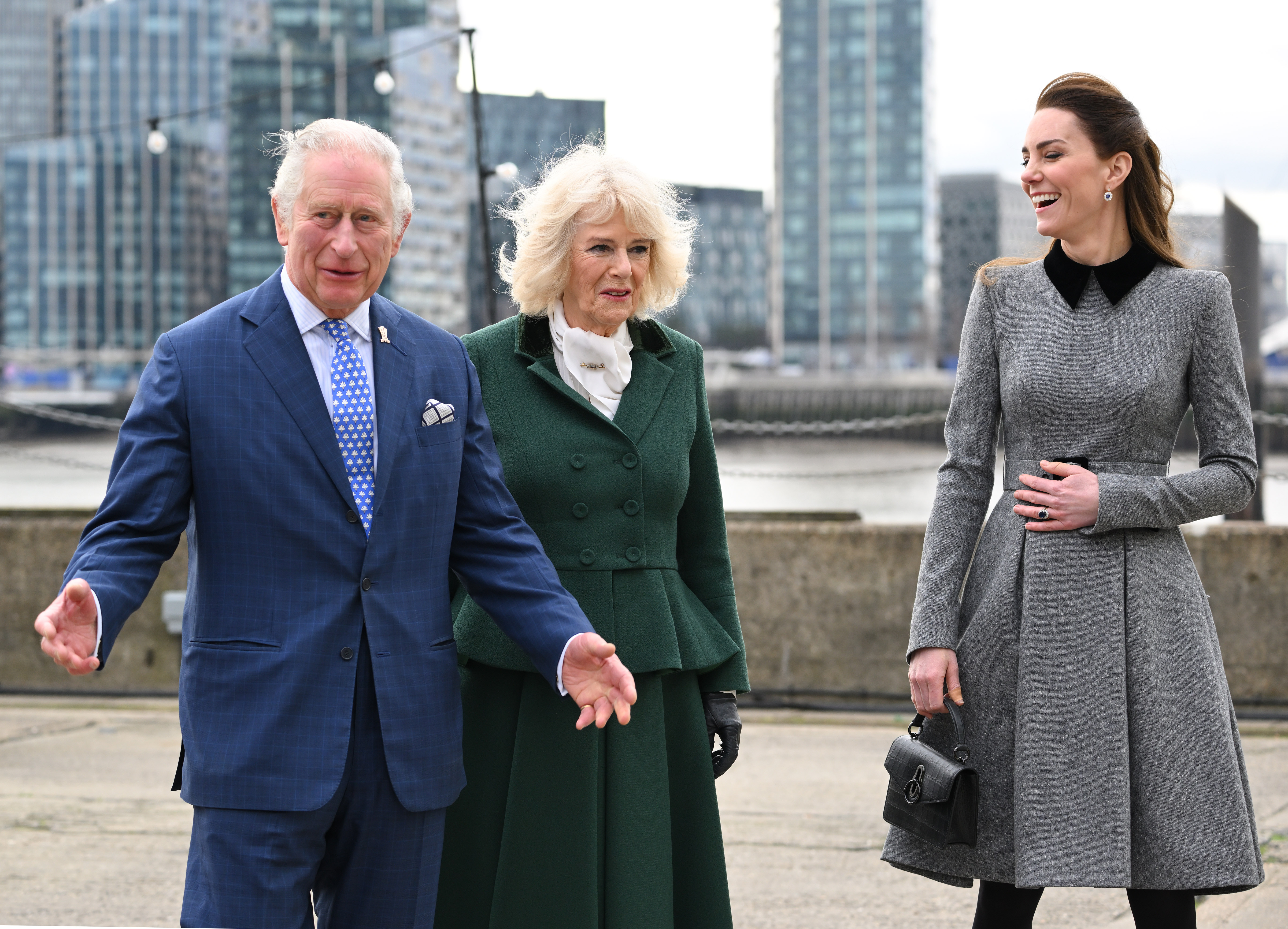 Le roi Charles III, la reine Camilla et la princesse Catherine lors de leur visite du site de formation de la Fondation du Prince pour les arts et la culture à Trinity Buoy Wharf le 03 février 2022 à Londres, Angleterre | Source : Getty Images