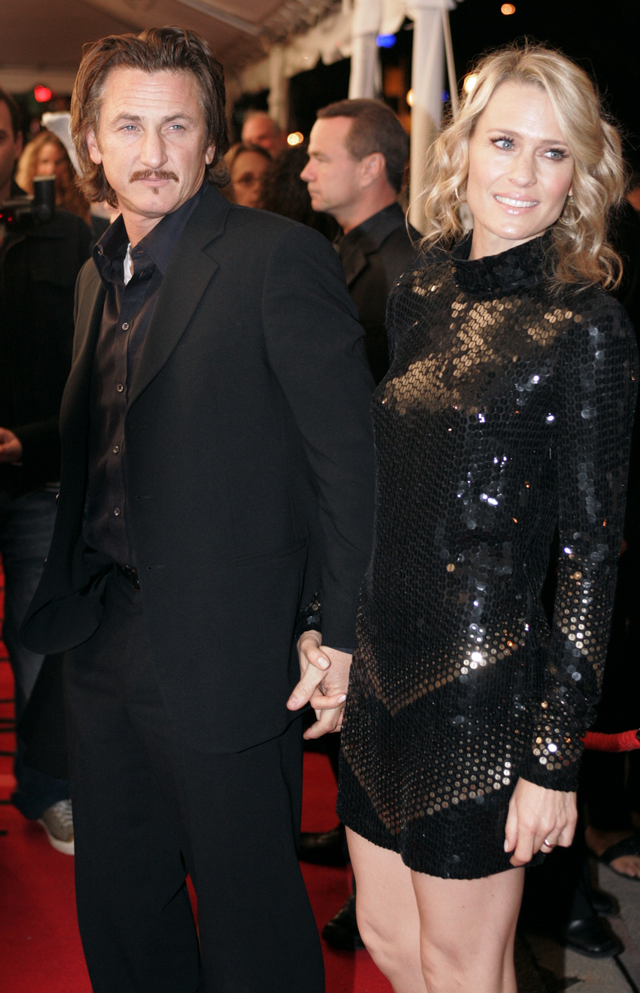 Sean Penn arrive au Roy Thompson Hall avec sa femme Robin Wright Penn au Festival international du film de Toronto en 2006 | Source : Getty Images