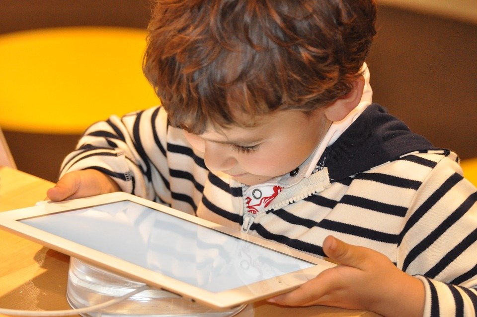 Enfant utilisant la technologie| Photo : Pixabay