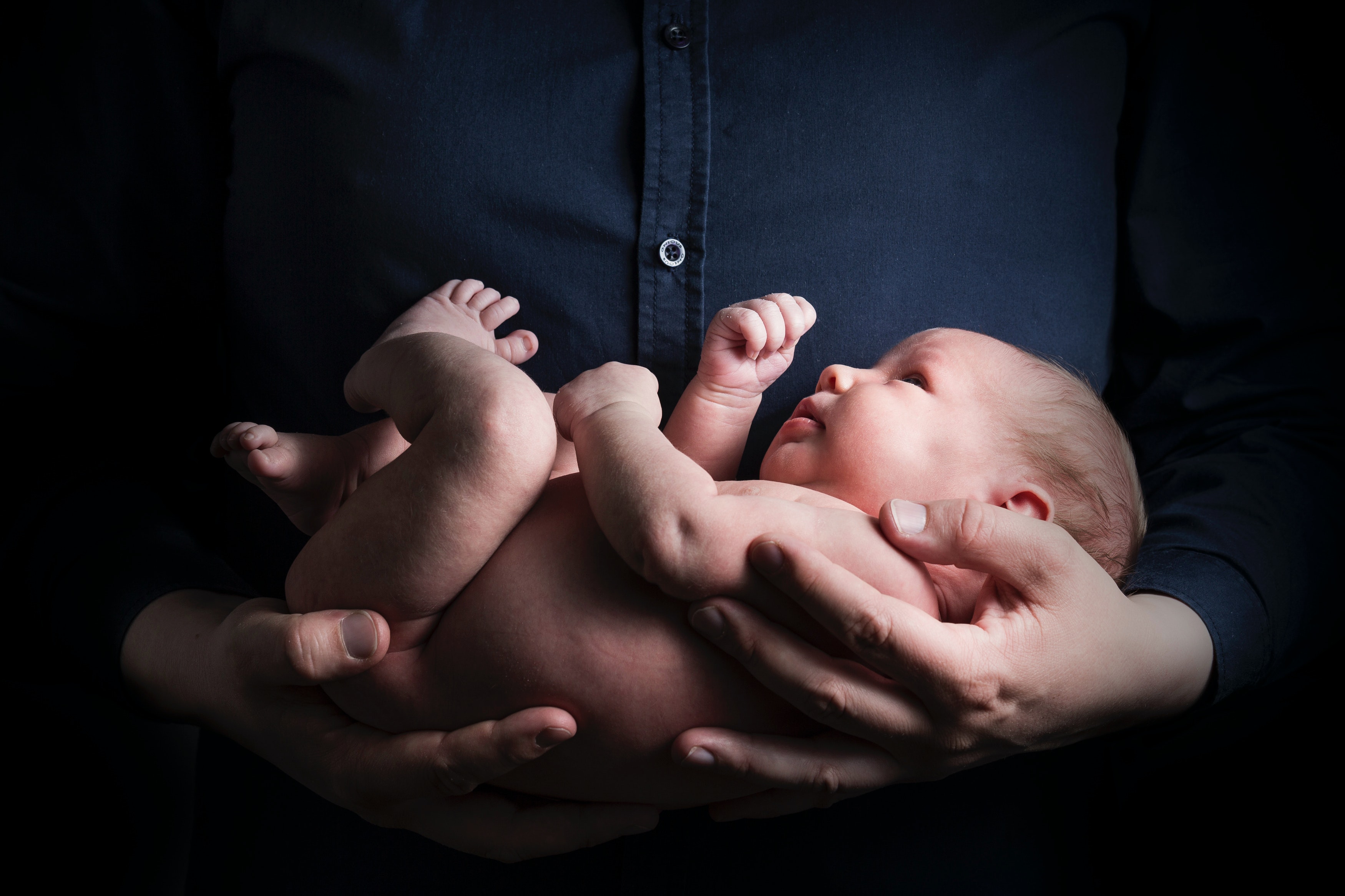 Un homme tenant un nouveau-né | Source : Pexels
