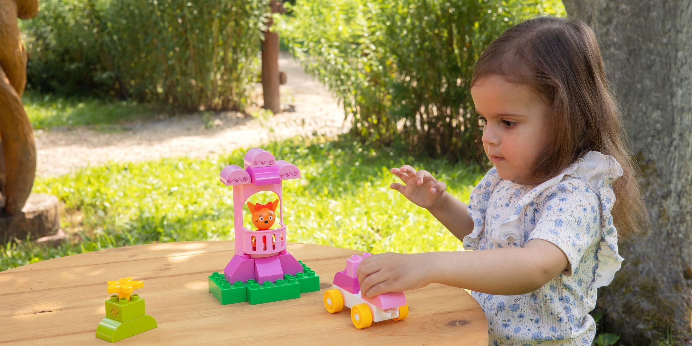 Une petite fille qui joue avec des jouets dehors | Source : Pexels