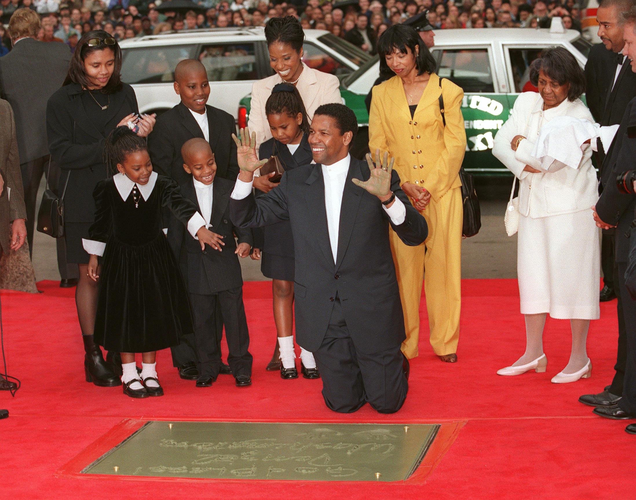 Denzel Washington avec sa famille lors de la cérémonie de l'empreinte de sa main et de son pied le 15 janvier 1998 | Source : Getty Images