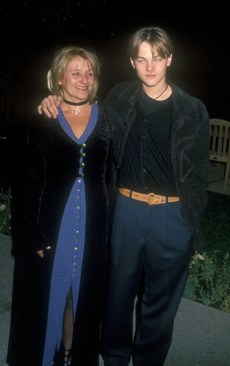 Leonardo DiCaprio avec sa mère à Los Angeles en 2003 | Source : Getty Images