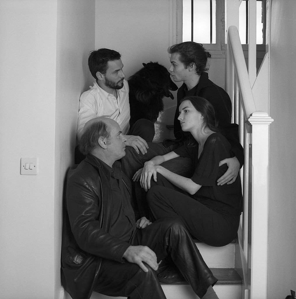 Jean-François STEVENIN et son épouse Claire avec leurs enfants Pierre, Salomé, Robinson et Sagamore. Rendez-vous chez eux à l'occasion de la sortie de leur film fait en famille ' Mischka '. | Photo : Getty Images
