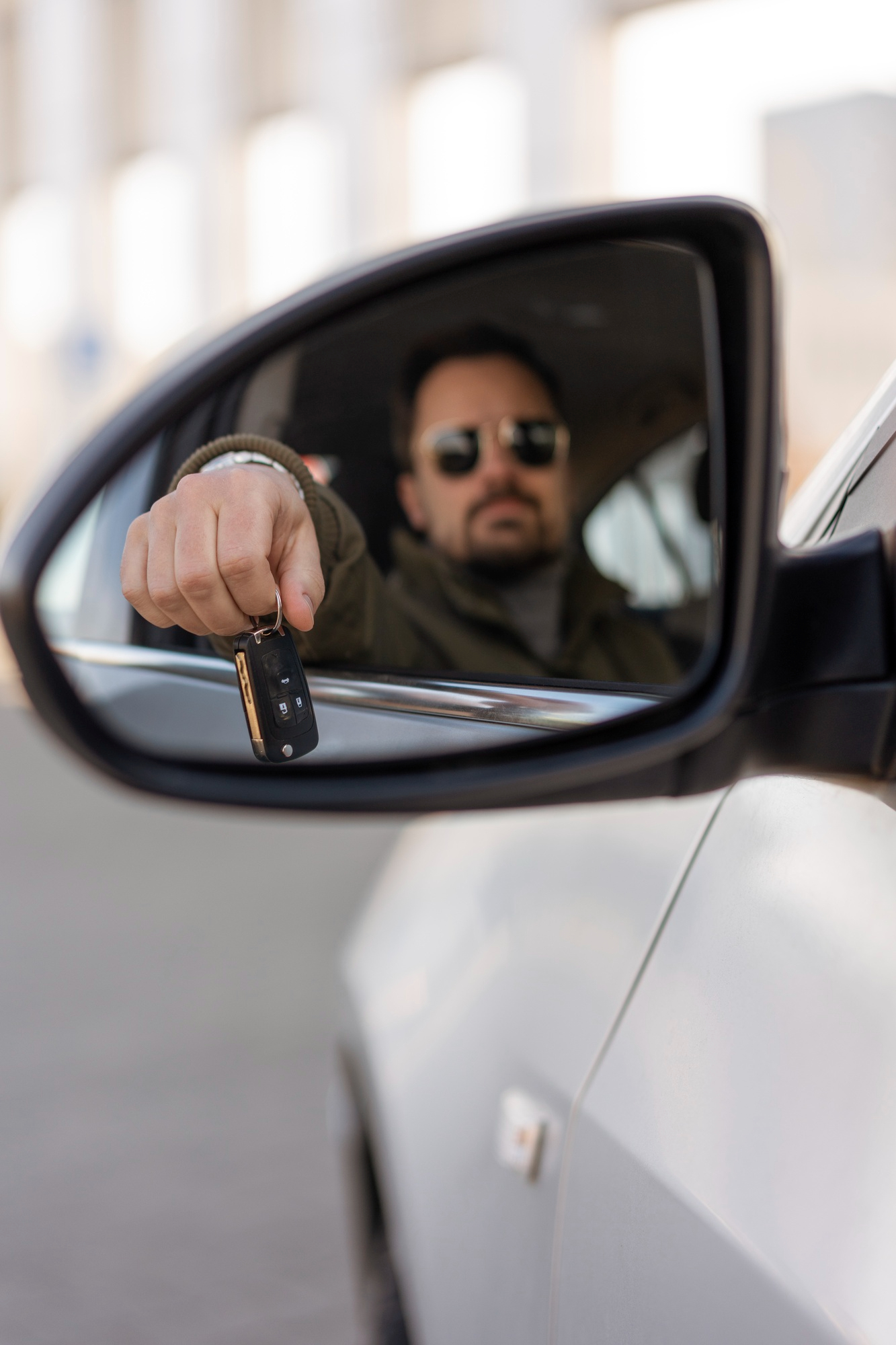 Un homme tenant ses clés de voiture | Source : Freepik