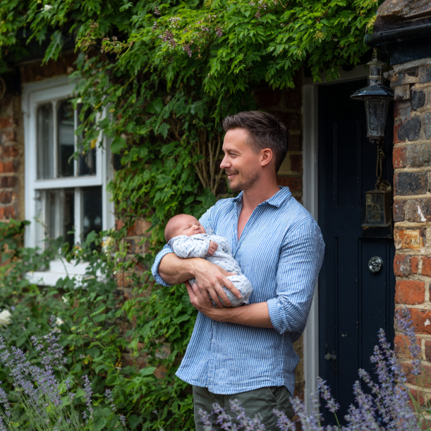 Un homme avec son bébé | Source : Midjourney