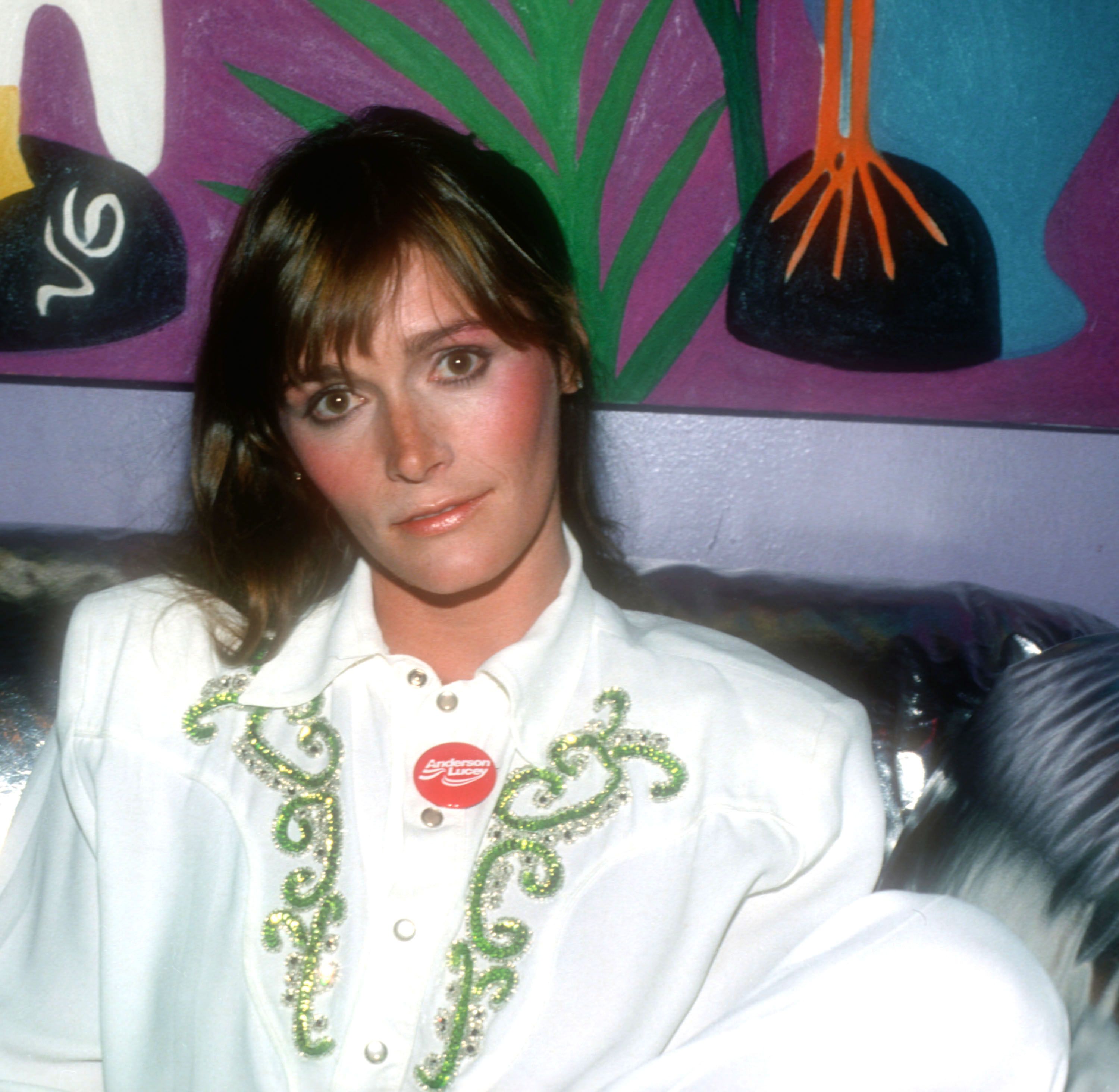 Margot Kidder pose pour une photo candide le 1er août 1980 à New York lors de la campagne pour John Anderson à la présidence. | Photo : Getty Images