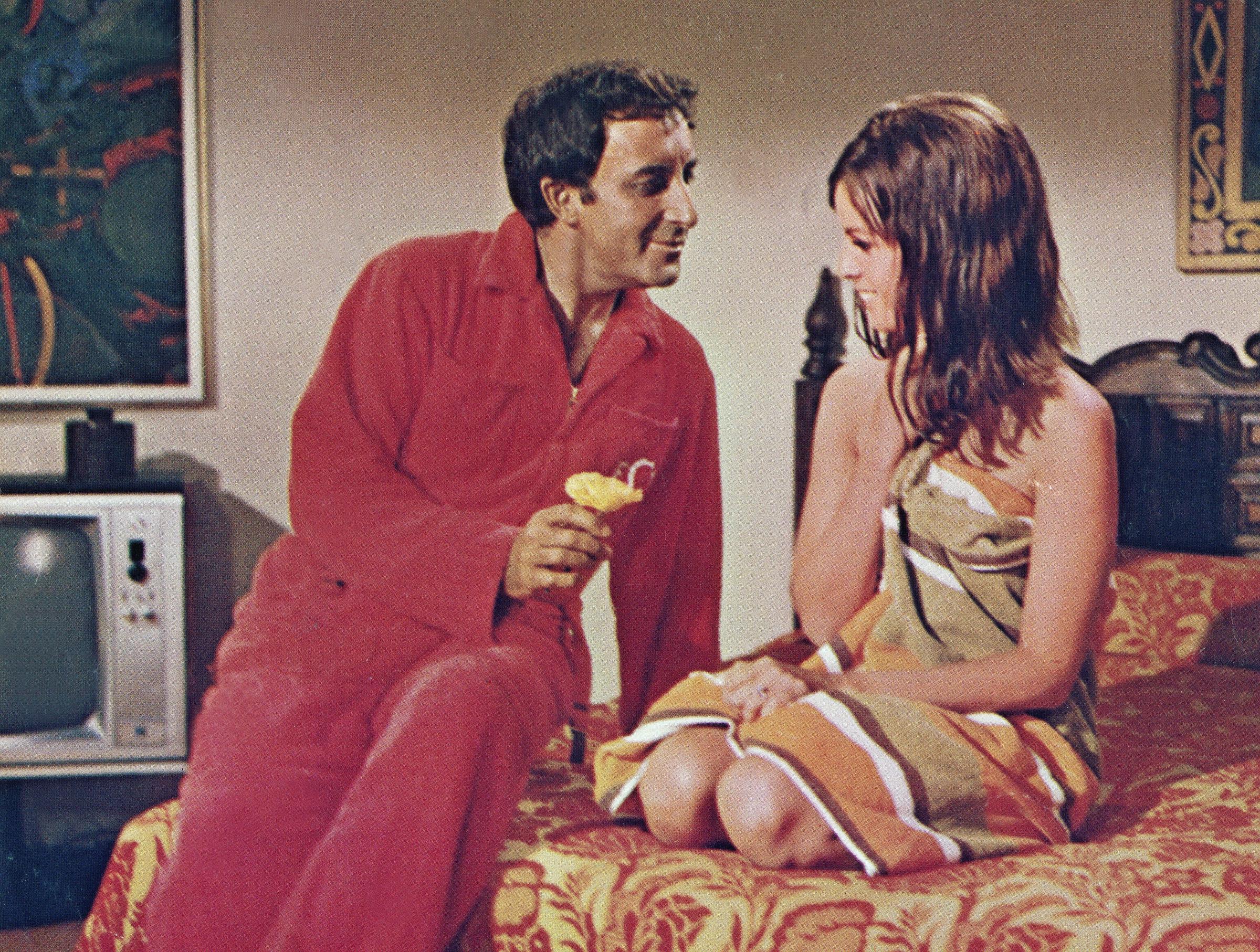Blake Edwards avec Claudine Longet dans une scène du film The Party, 1968 I Source : Getty Images
