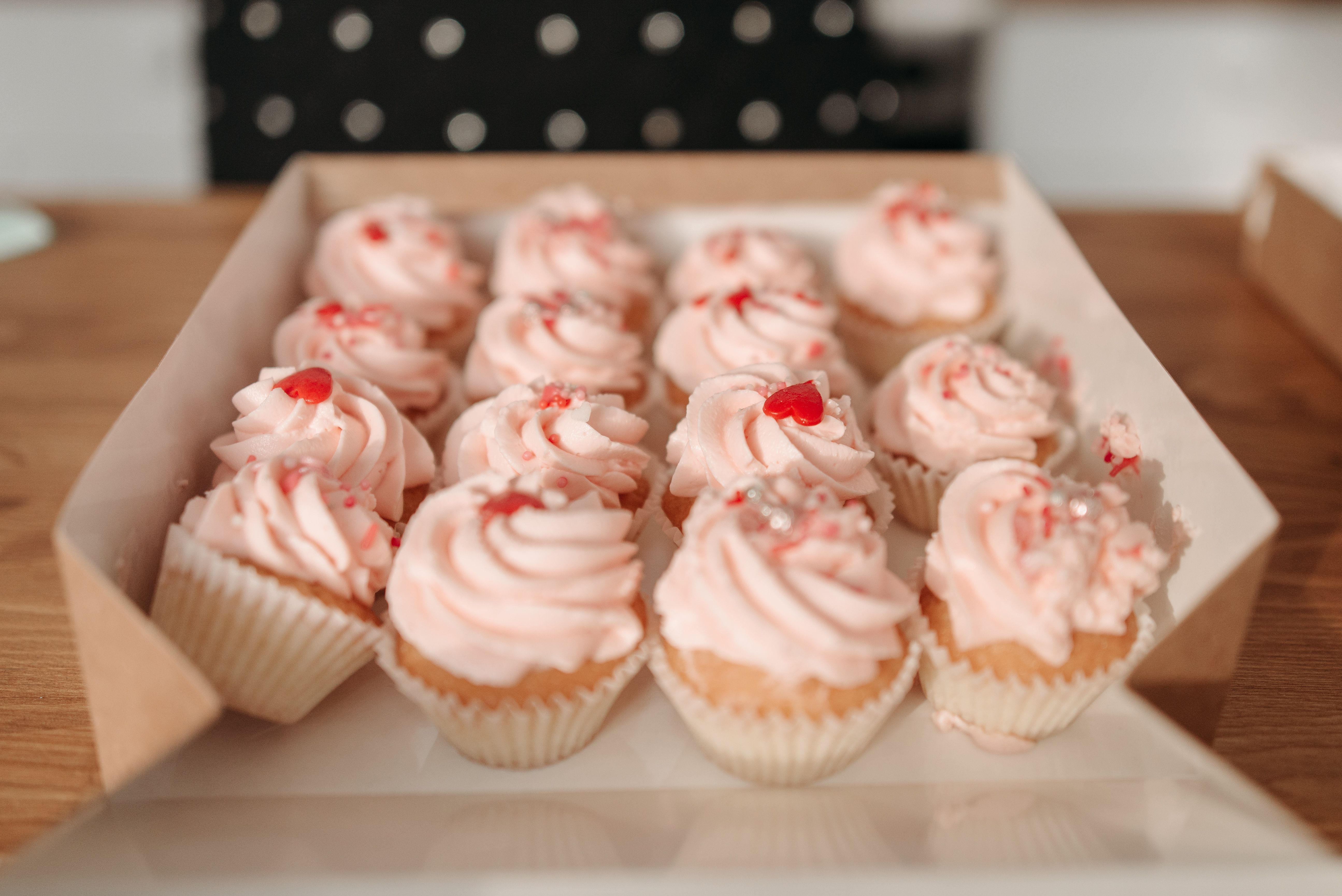 Gros plan sur une boîte de délicieux cupcakes | Source : Pexels