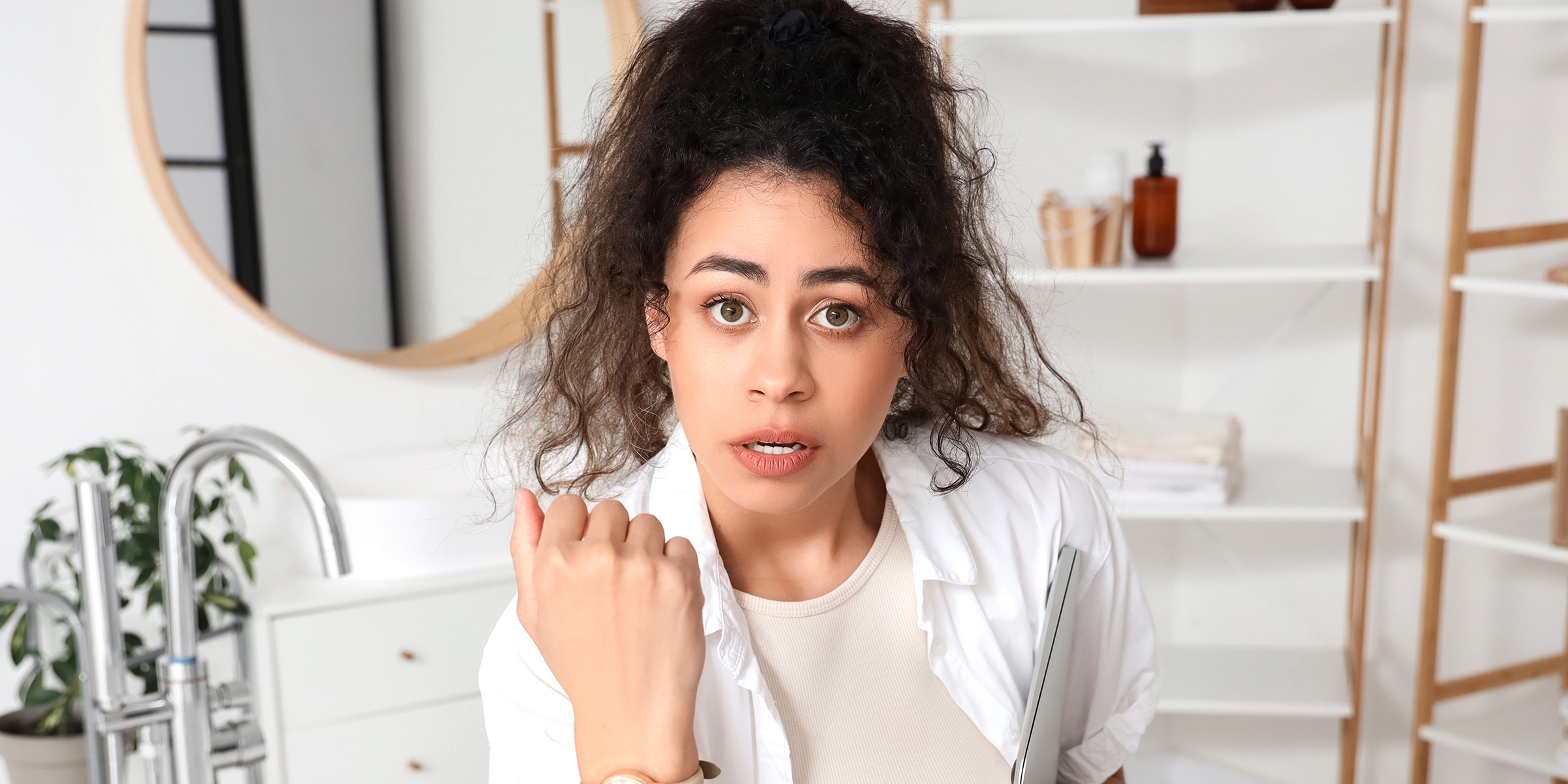 Une femme dans une salle de bain | Source : Shutterstock