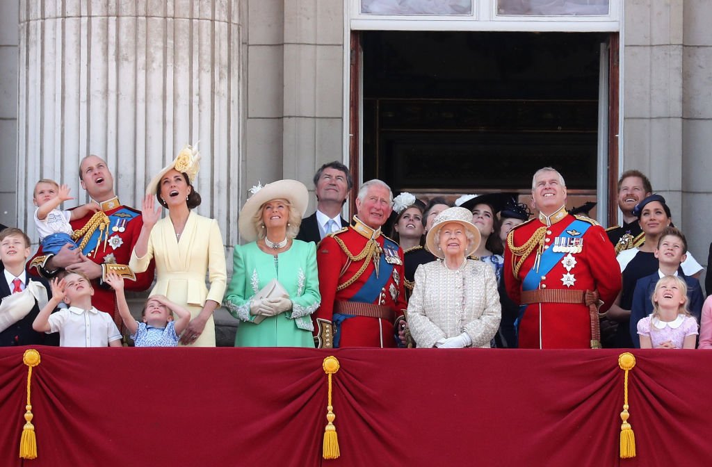 Les membres de la famille royale britannique pendant Trooping The Colour. | Photo: Getty Images