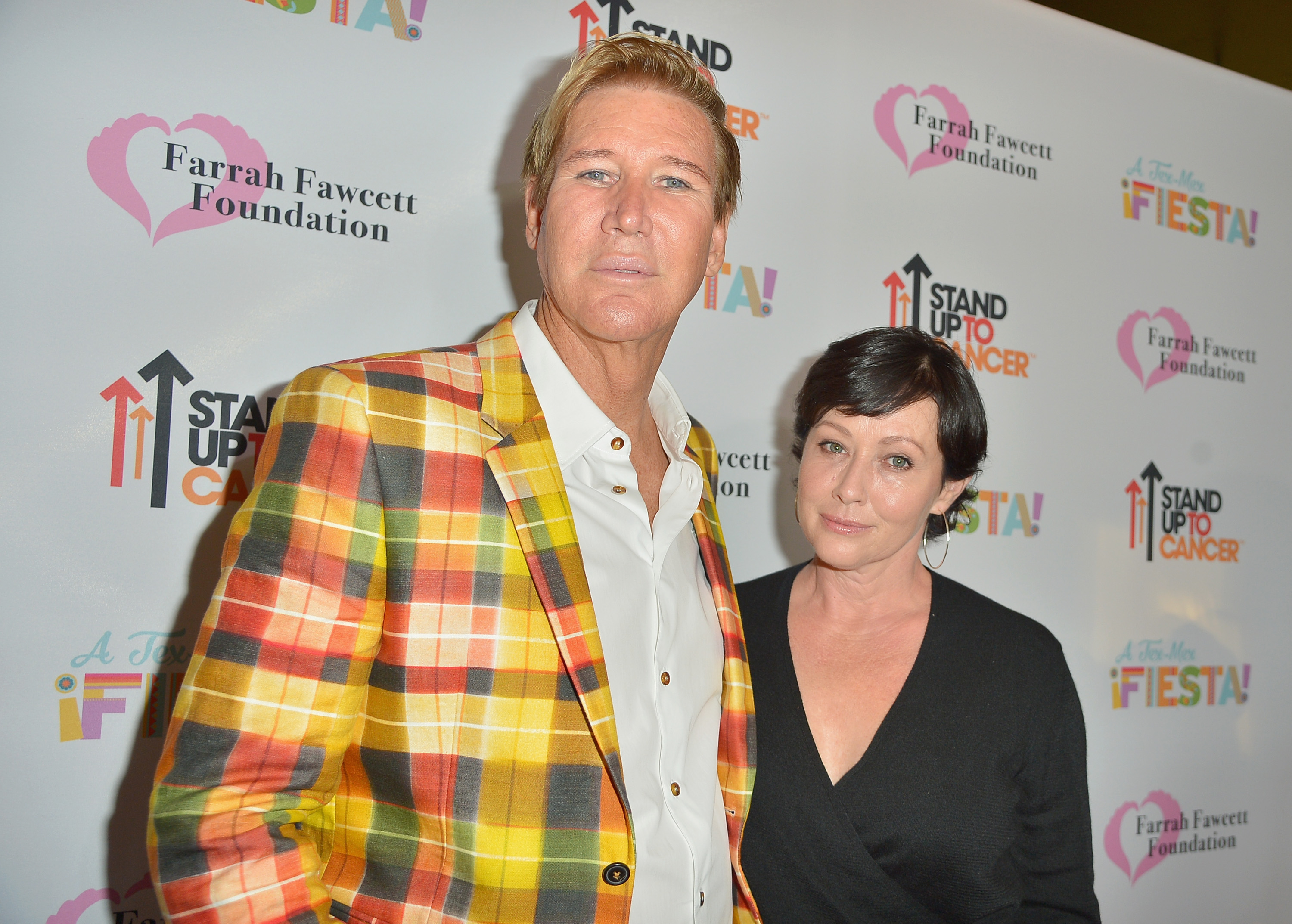 Le Dr Lawrence Piro et Shannen Doherty lors de la "Fiesta Tex-Mex" de la Fondation Farrah Fawcett à Los Angeles, en Californie, le 9 septembre 2017 | Source : Getty Images