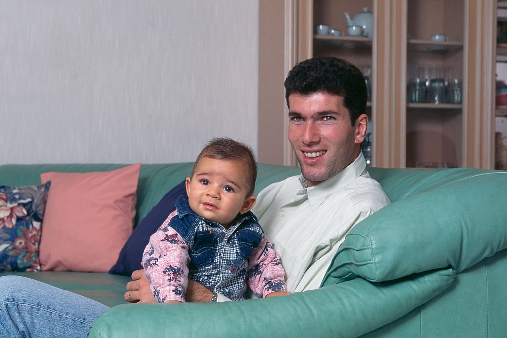 Le joueur de football français Zinedine Zidane à la maison avec son fils Enzo. | Photo : Getty Images