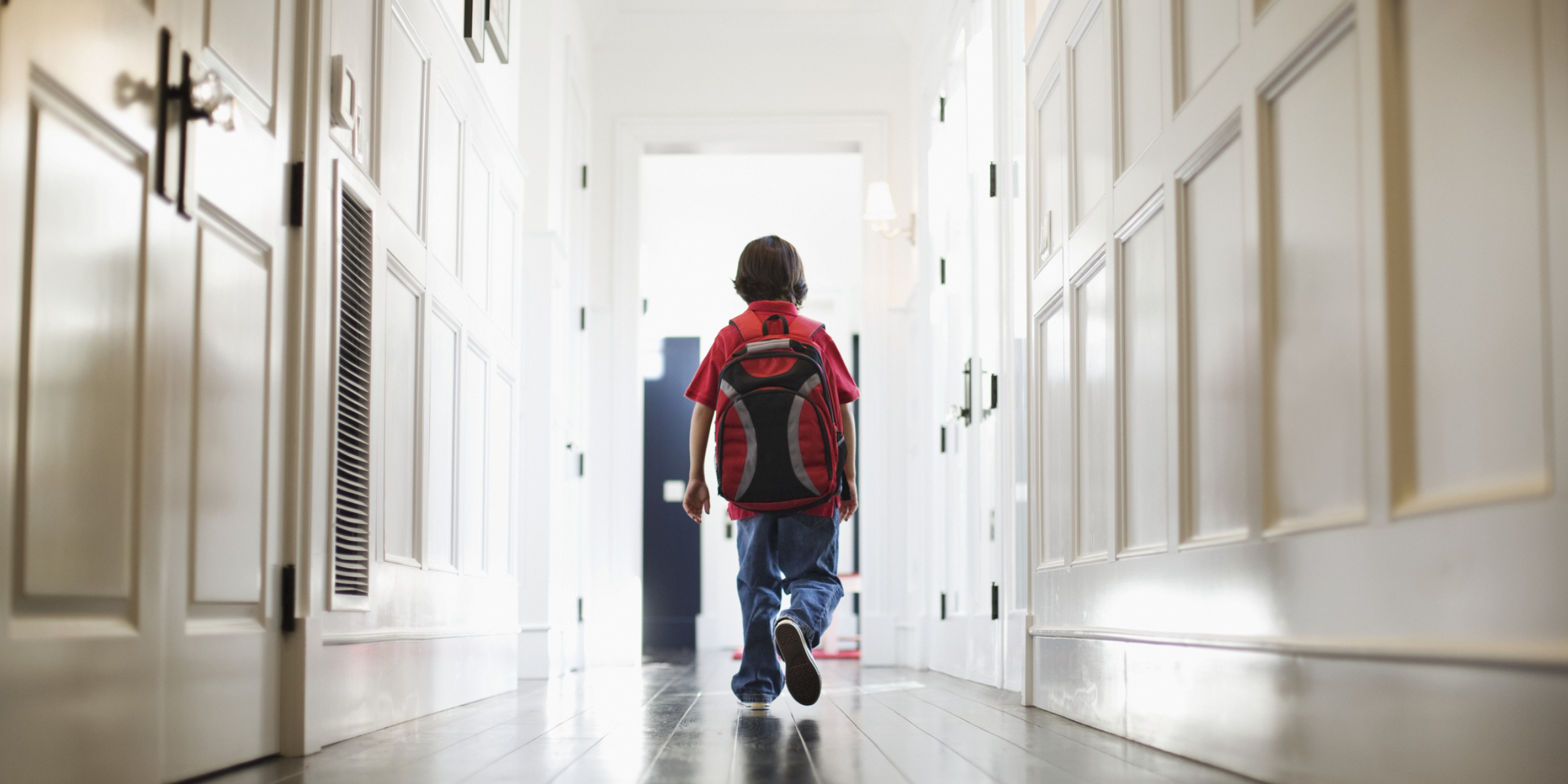 Un élève marche dans le couloir | Source : Getty Images