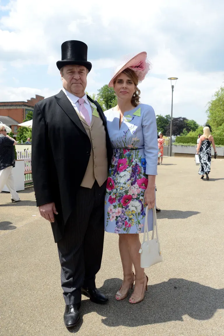 John Goodman et sa femme Annabeth Hartzog assistent au Royal Ascot à Ascot, en Angleterre, le 16 juin 2015 | Photo : Getty Images
