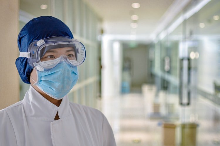 Une infirmière portant un masque. | Photo : Pixabay