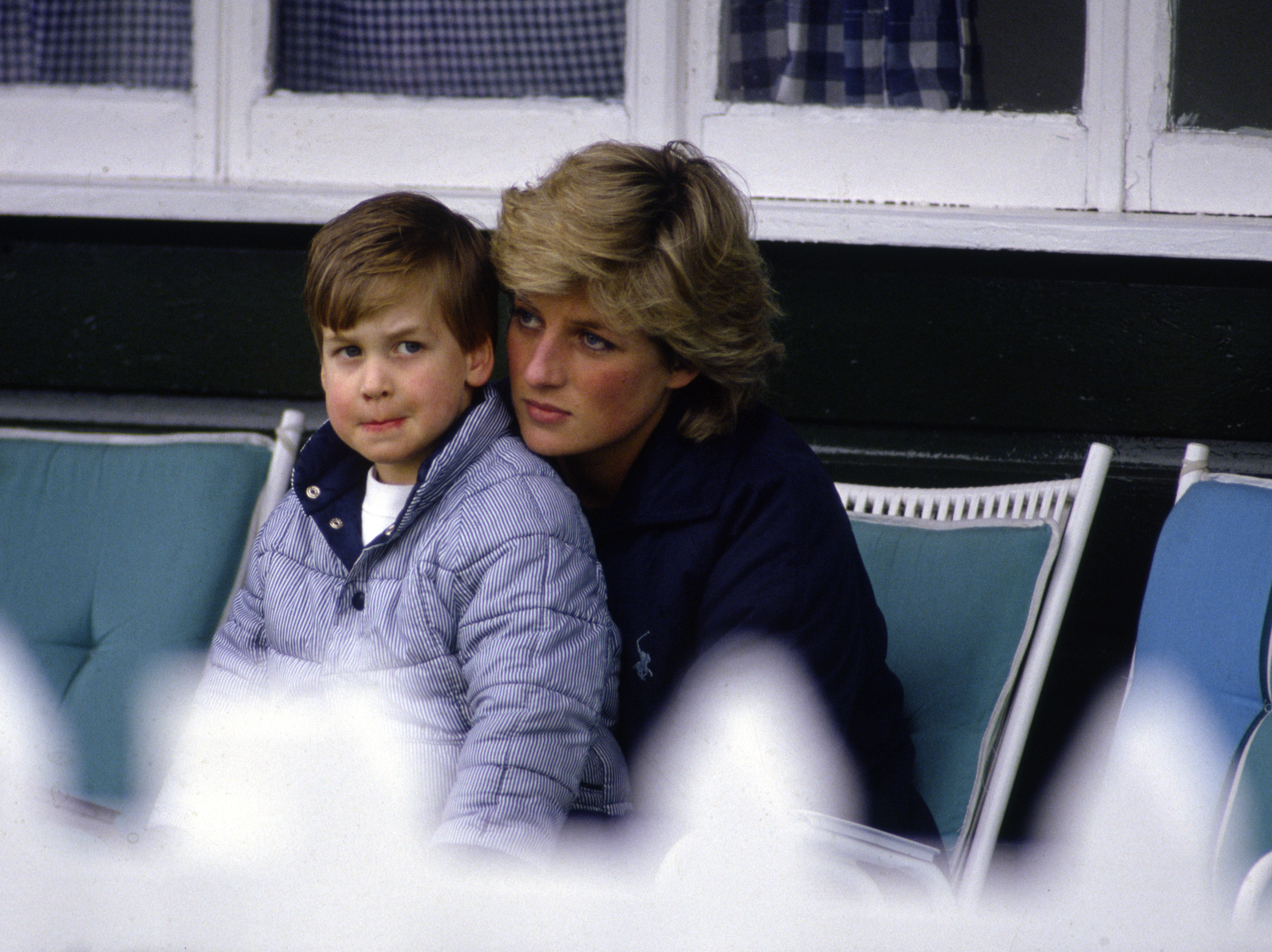 Le Prince William au Guards Polo Club, réconforté par sa mère, la Princesse Diana. | Source : Getty Images        
