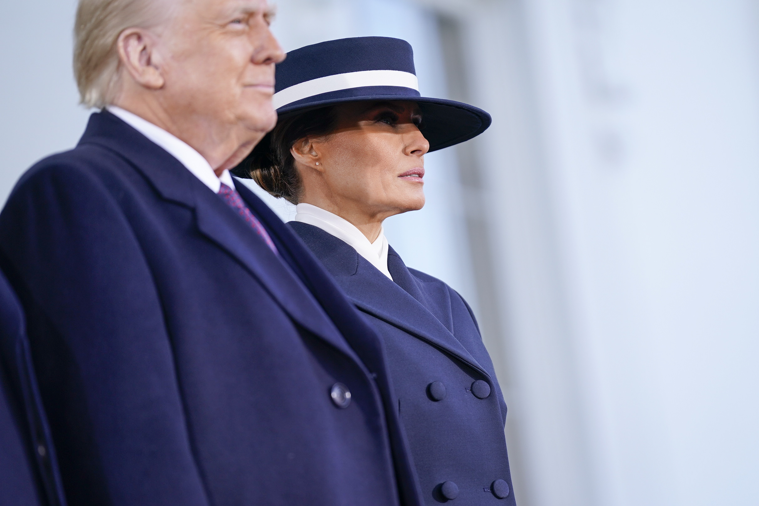 Donald et Melania Trump regardent pendant son investiture. | Source : Getty Images