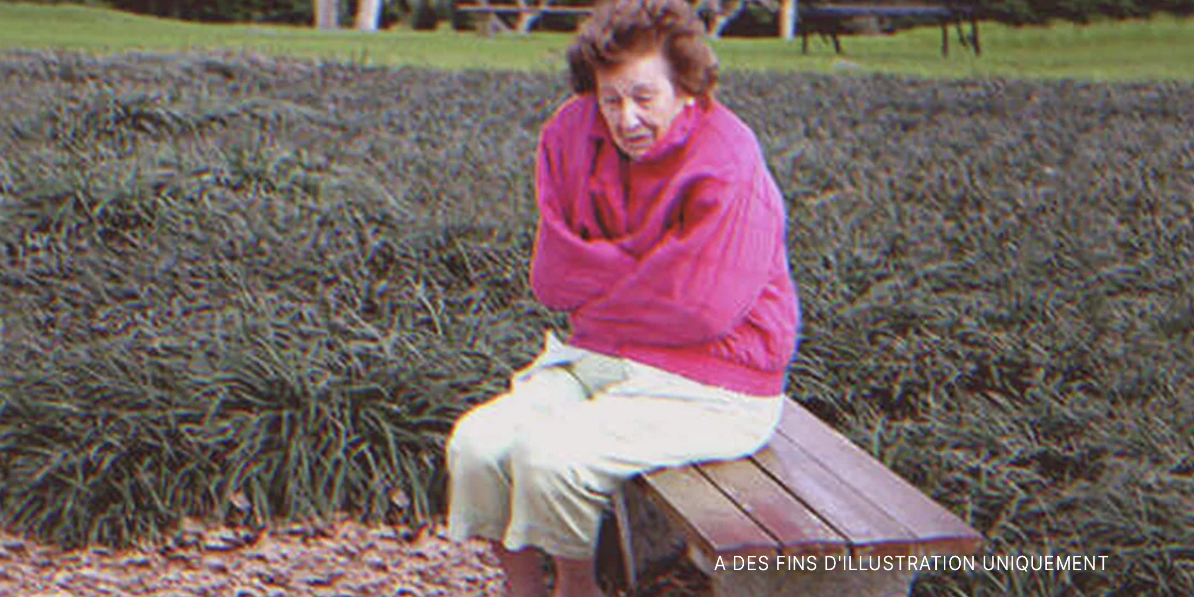 Une vieille dame assise sur un banc | Source : Shutterstock