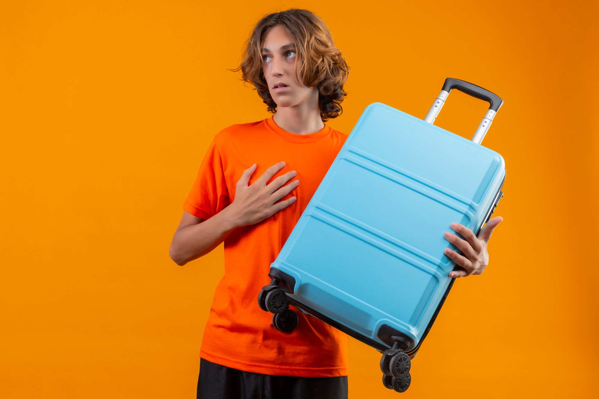 Un homme portant son sac de bagages | Source : Freepik