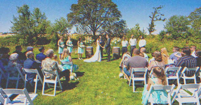 Une cérémonie de mariage dans un jardin | Source : Shutterstock.com