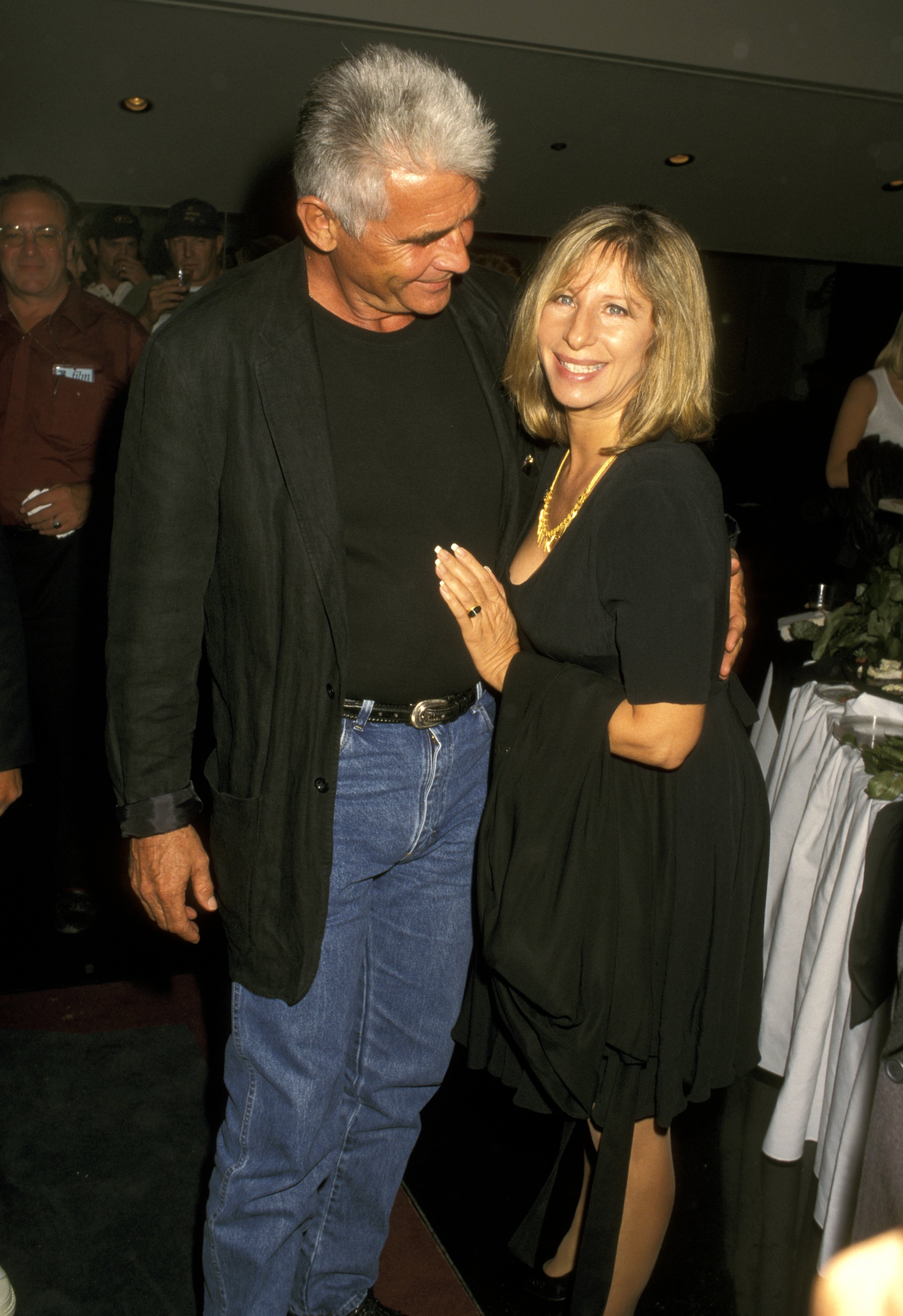 James Brolin et Barbra Streisand lors de la projection de "My Brother's War" à Los Angeles le 17 octobre 1997 | Source : Getty Images