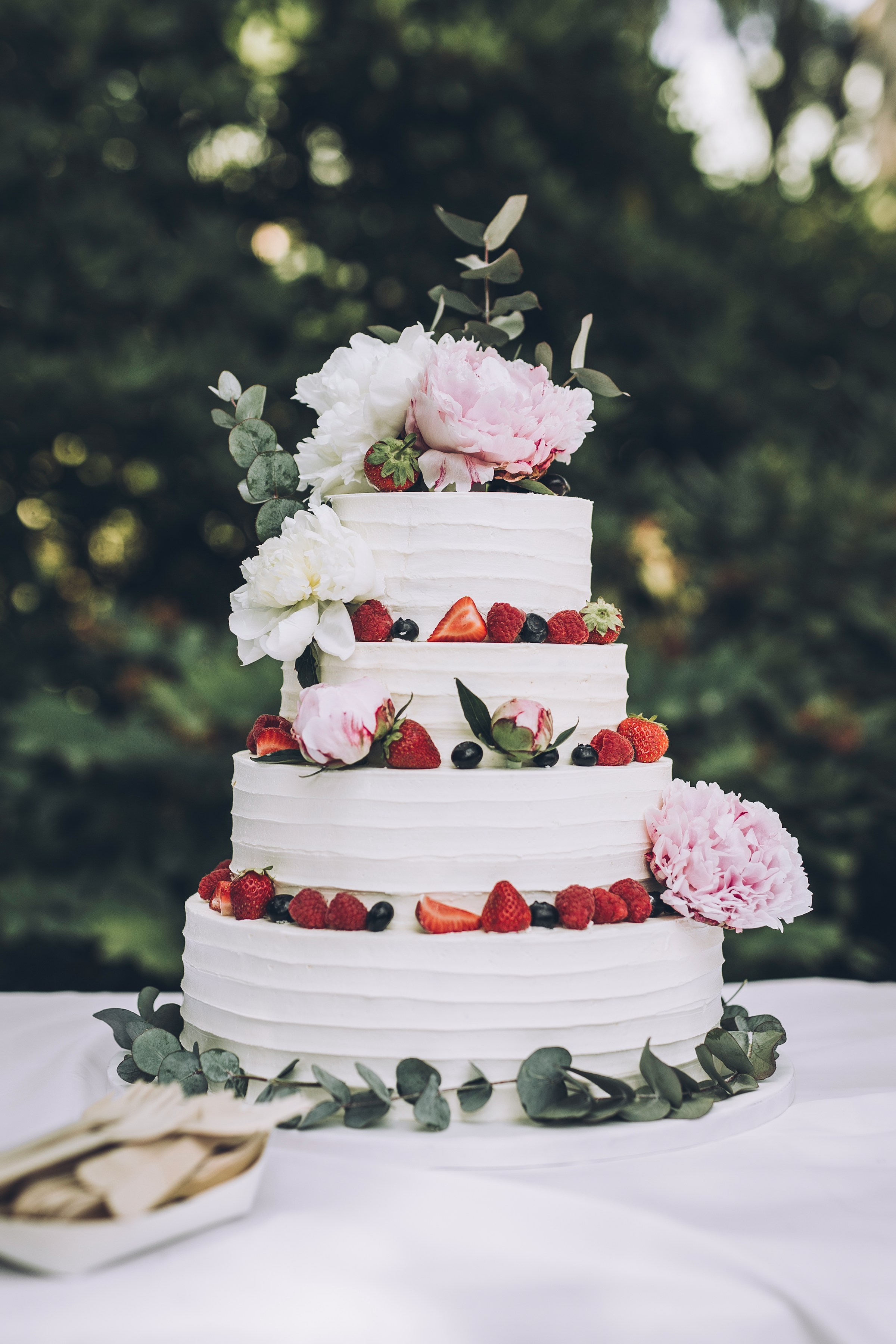Un gâteau de mariage blanc avec des fruits | Source : Unsplash