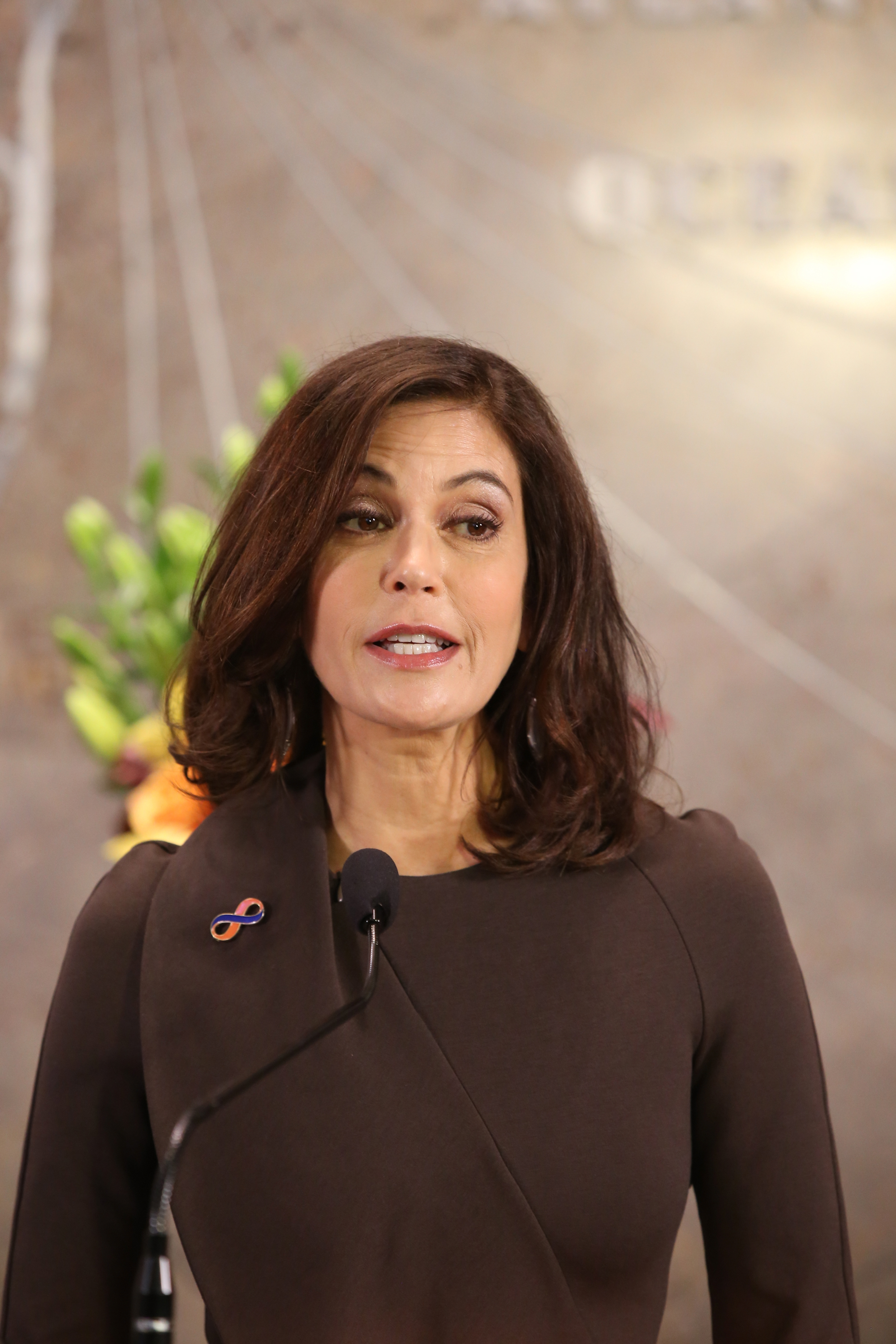 Teri Hatcher s'exprime sur la scène de l'Empire State Building orange lors d'une cérémonie spéciale le 24 novembre 2014 à New York. | Source : Getty Images