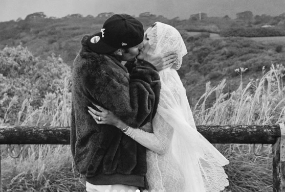 Justin et Hailey Bieber pendant leur shooting de grossesse, extrait d'un post daté du 9 mai 2024 | Source : Instagram/justinbieber