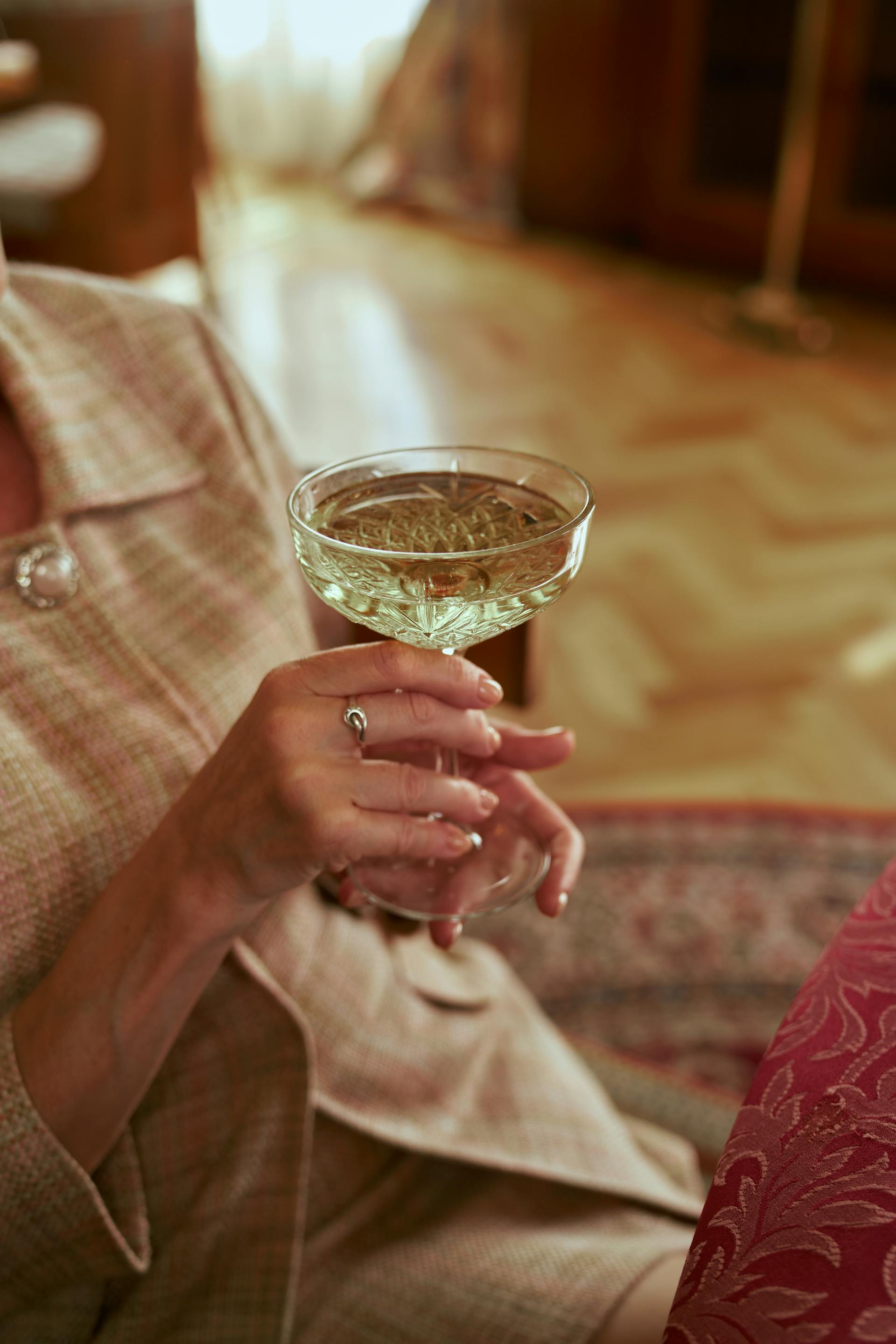 Une femme tenant un verre | Source : Pexels