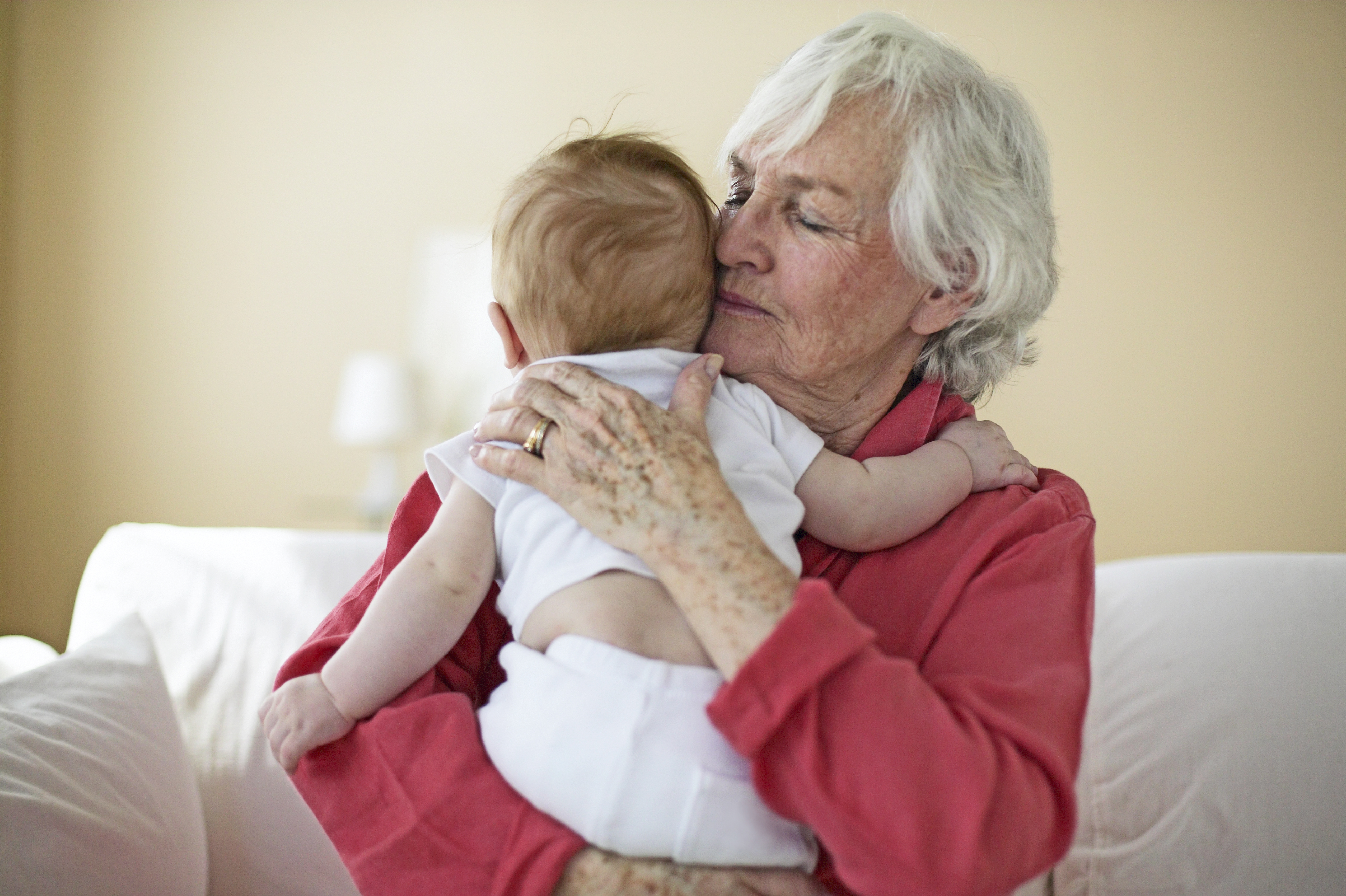 Une grand-mère serrant un bébé dans ses bras | Source : Getty Images
