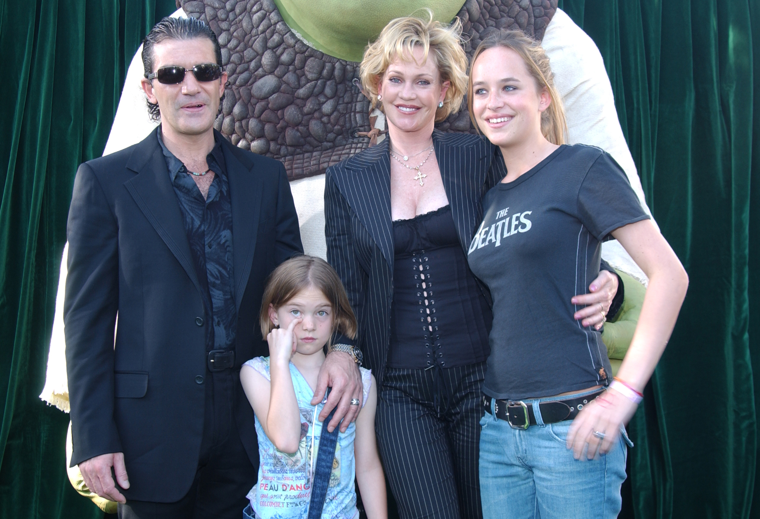 Antonio Banderas, Melanie Griffith, Stella Banderas et Dakota Johnson à la première de "Shrek 2" à Los Angeles le 8 mai 2004. | Source : Getty Images