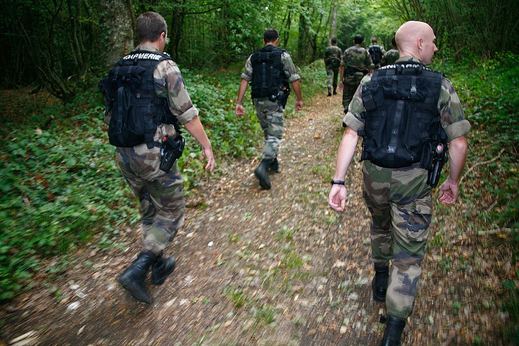 Des militaires en train de rechercher un suspect en fuite. | Photo : Getty images