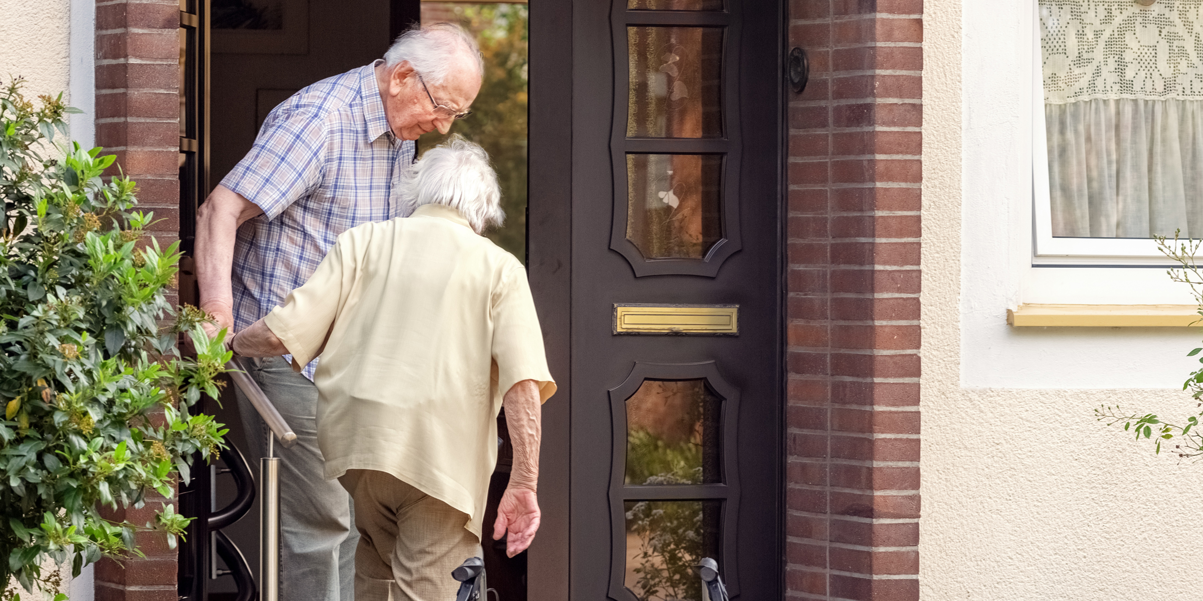 Un couple de personnes âgées montant les escaliers | Source : Shutterstock