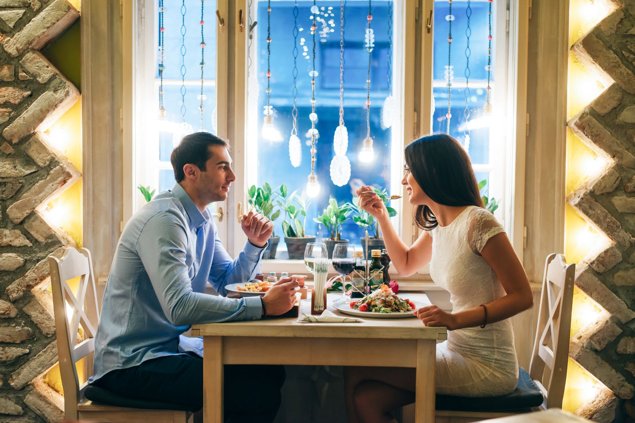 Un couple en train de dîner | Source : Getty Images