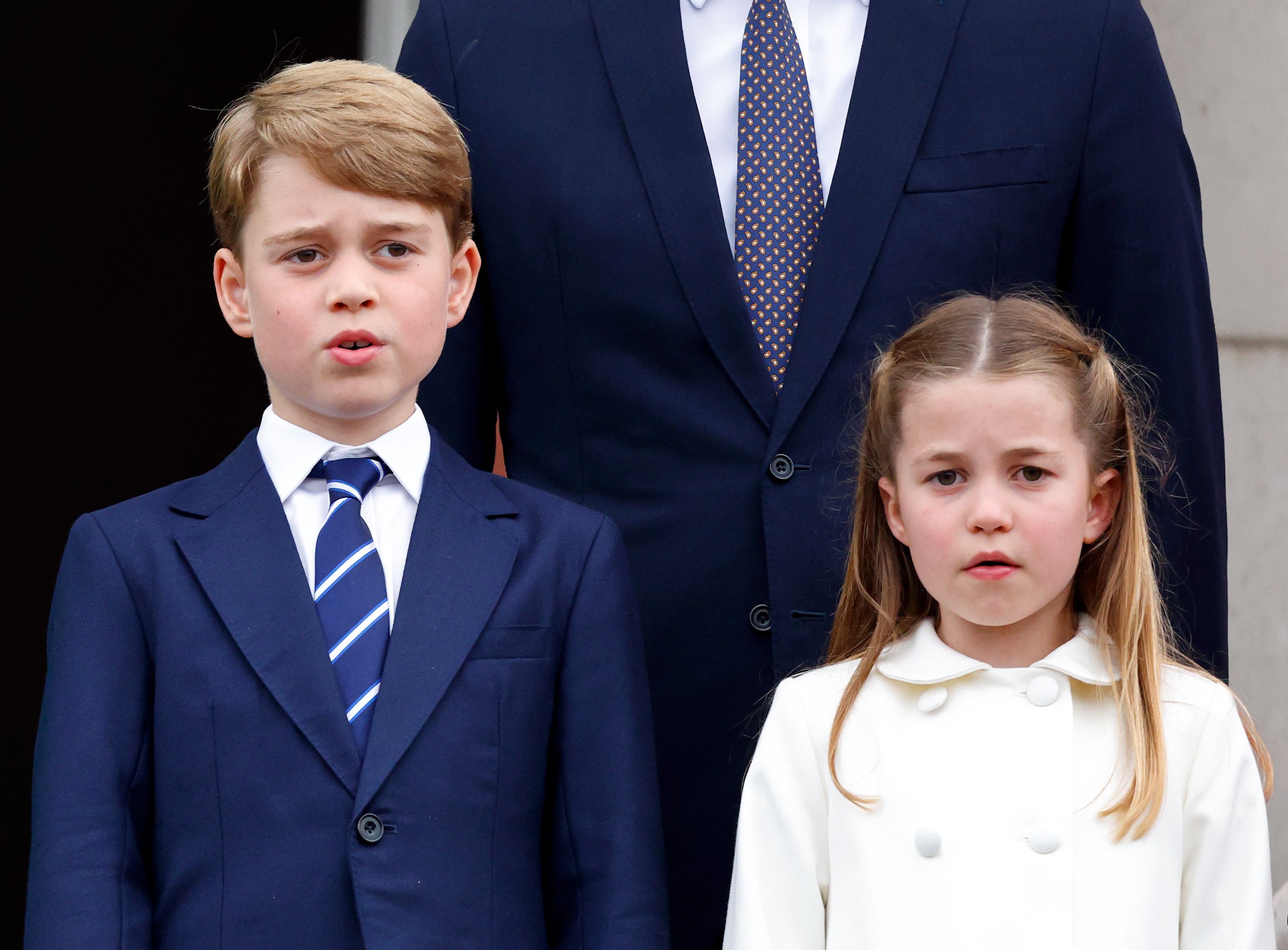 Le prince George de Cambridge et la princesse Charlotte de Cambridge se tiennent sur le balcon du palais de Buckingham après le concours de beauté Platinum Pageant, le 5 juin 2022 à Londres, en Angleterre | Source : Getty Images