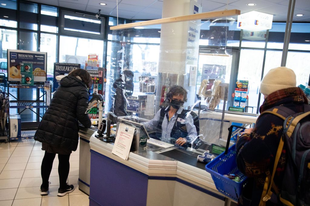 Des mesures de protection pour les caissiers d'un supermarché | Photo : Getty Images.