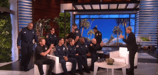Ellen DeGeneres accueille dix pompiers de Californie sur scène en hommage à leurs services. | Source: YouTube / TheEllenShow.
