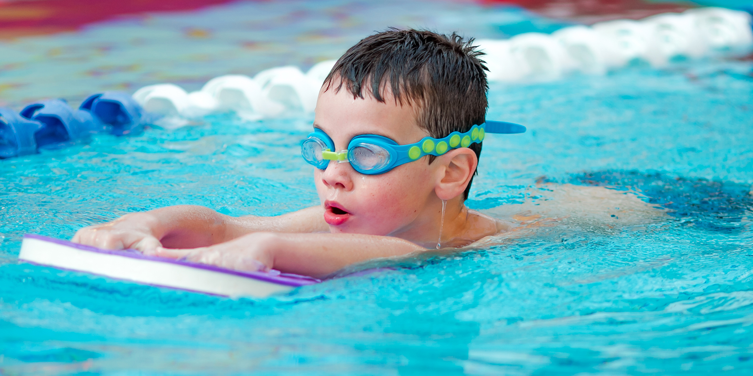 Un petit garçon qui nage | Source : Shutterstock