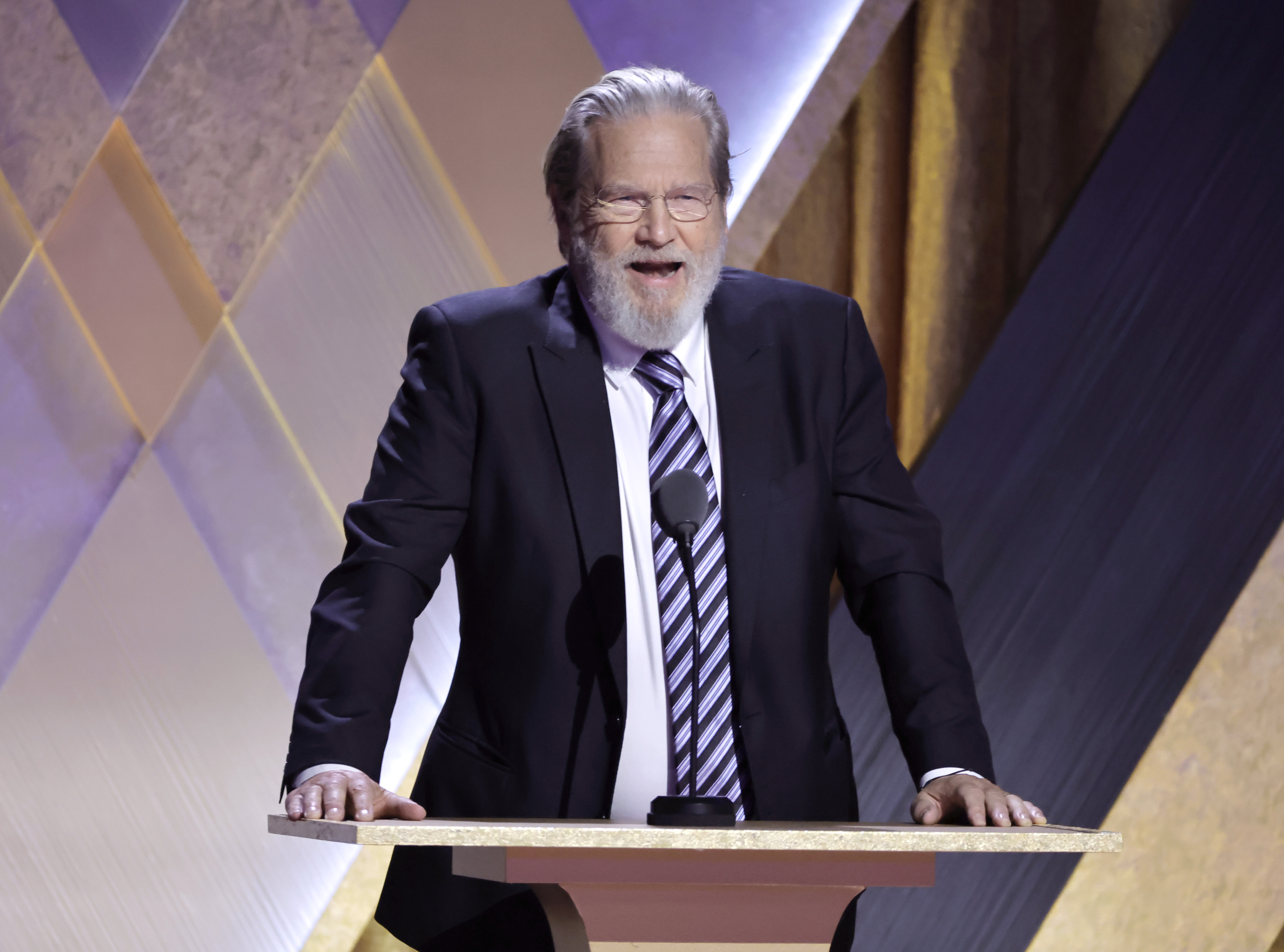 Jeff Bridges s'exprime sur scène lors de la 13e édition des Governors Awards de l'Academy of Motion Picture Arts and Sciences à Los Angeles, en Californie, le 19 novembre 2022. | Source : Getty Images