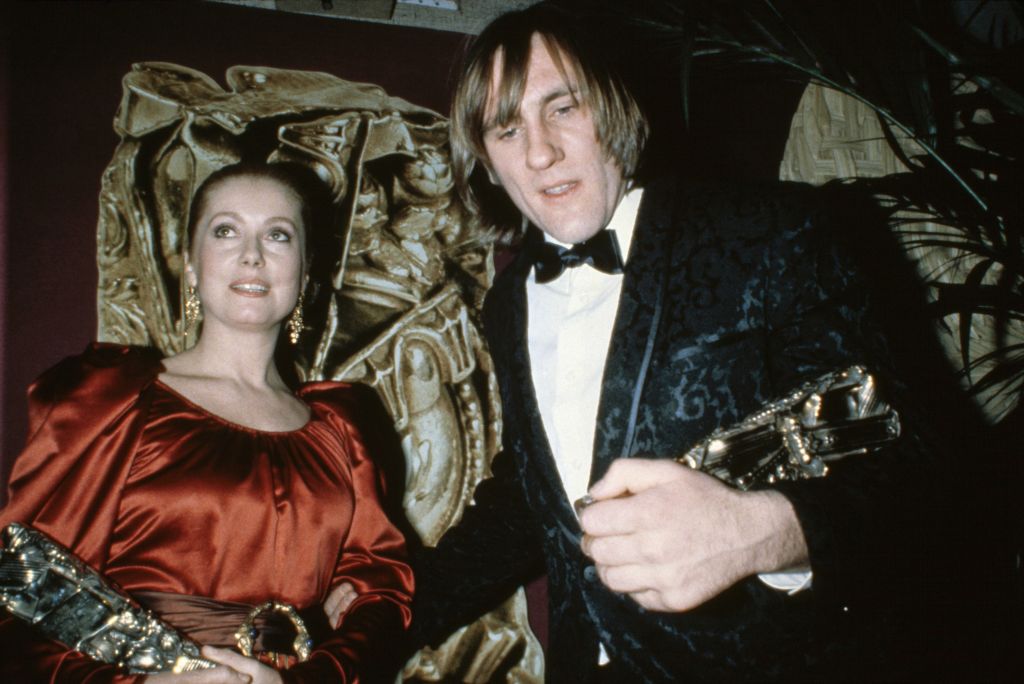 Catherine Deneuve et Gérard Depardieu reçoivent tous deux les César pour le film "Le Dernier Métro", réalisé par François Truffaud. 1981. | Source : Getty Images