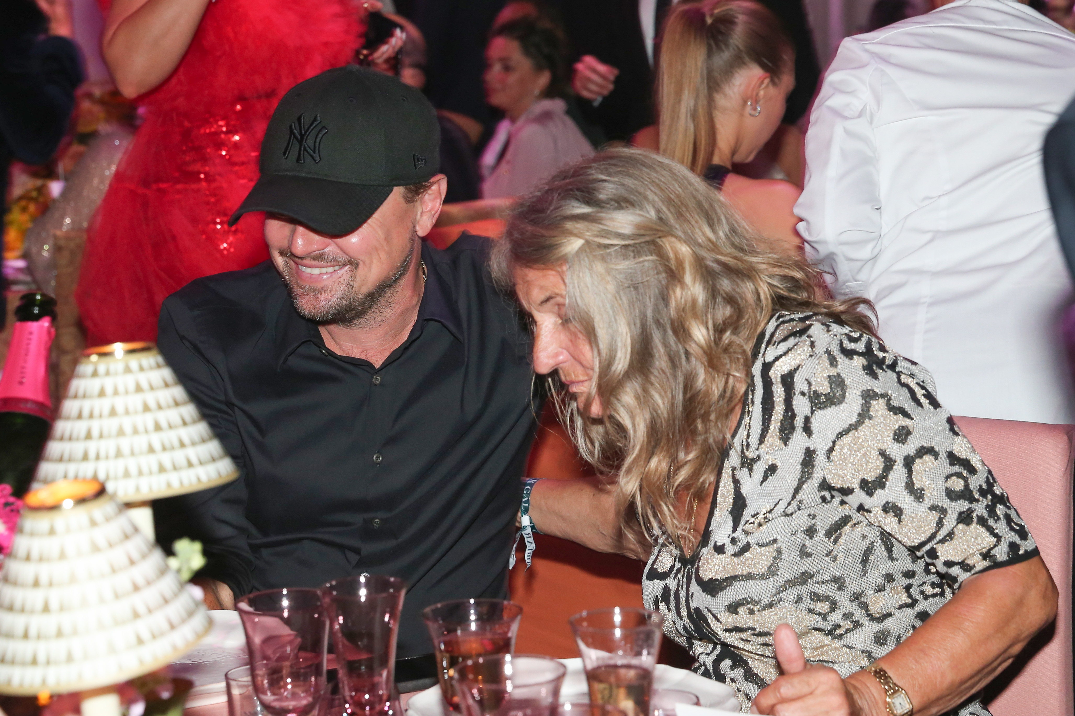 Leonardo DiCaprio et sa mère Irmelin Indenbirken assistent au gala de l'amfAR à Cannes le 26 mai 2022 au Cap d'Antibes, France | Source : Getty Images