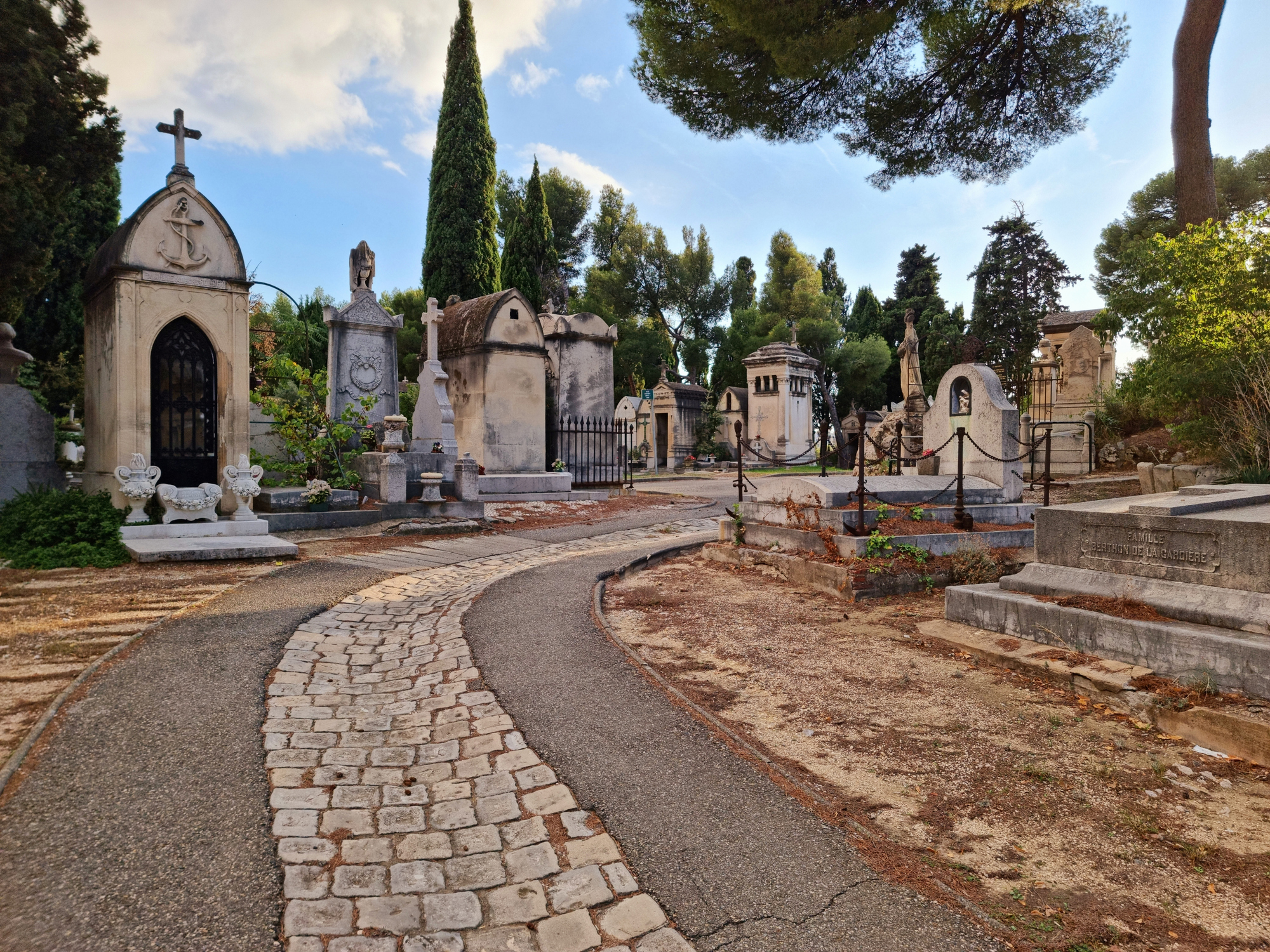 Le cimetière Saint-Pierre (Marseille) est le plus grand cimetière de la ville. Il a été fondé le 25 septembre 1855. Cette image montre le cimetière et plusieurs tombes prises en automne. | Source : Getty Images