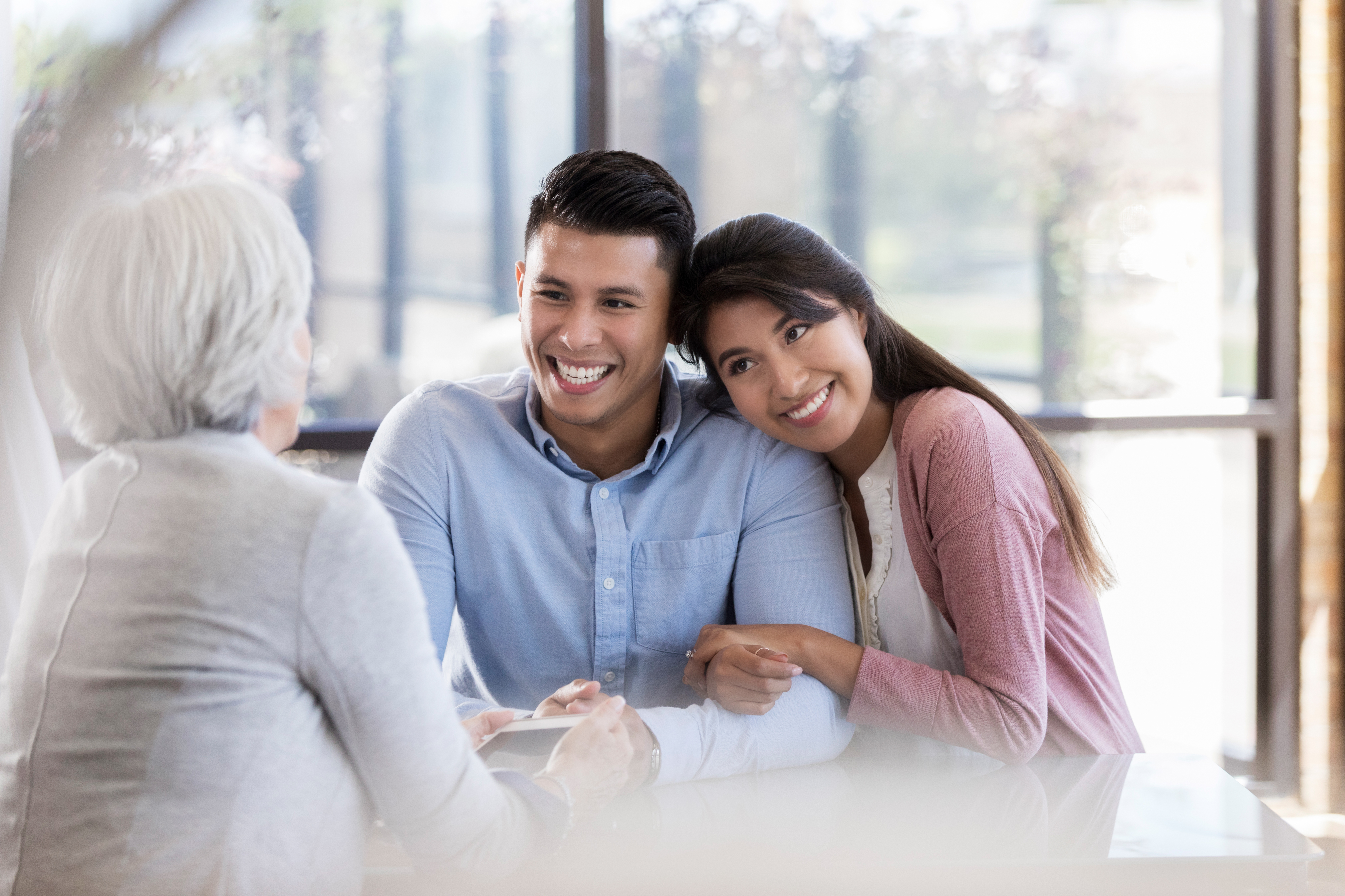 Un jeune couple s'entretient avec un organisateur de mariage | Source : Getty Images