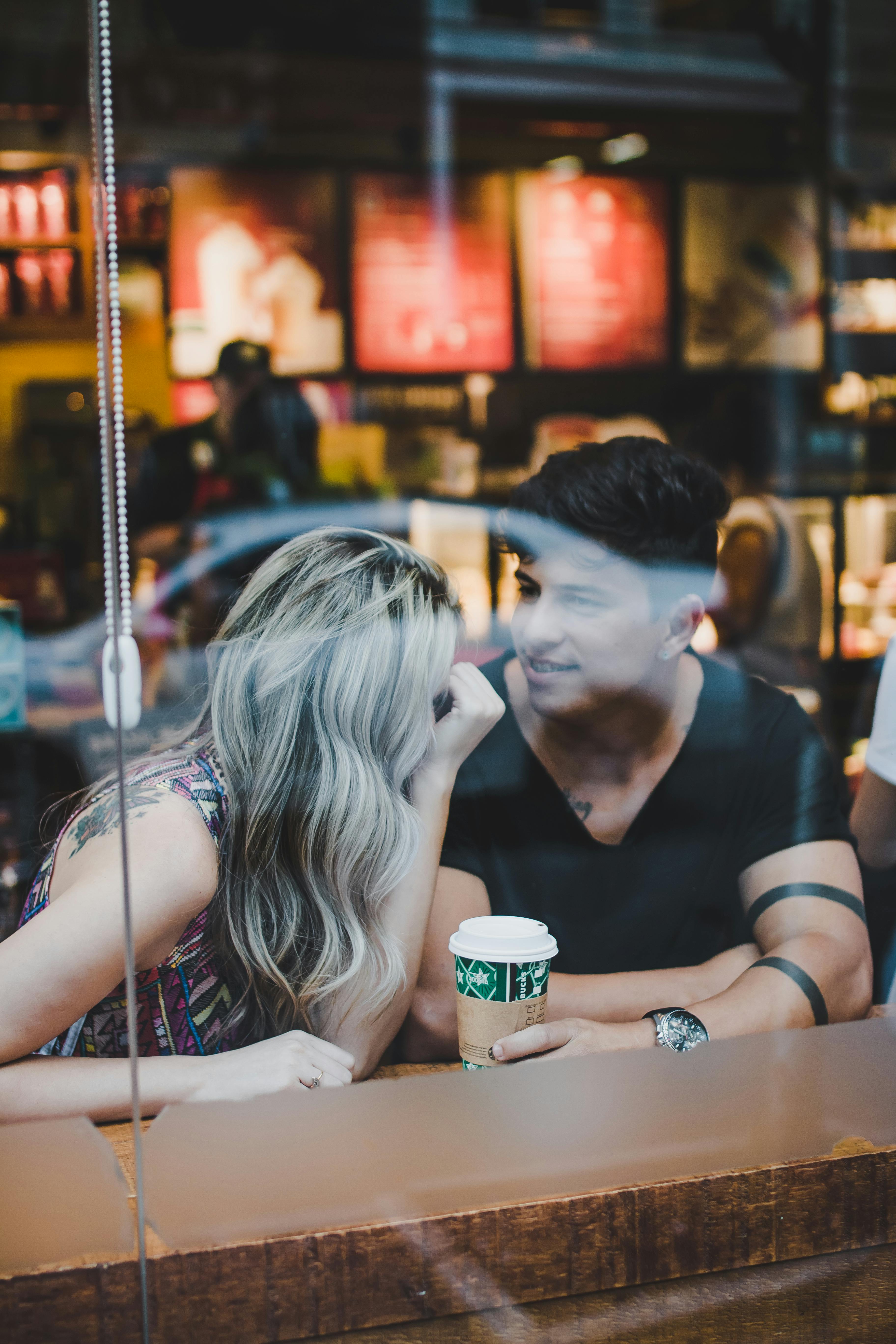 Un couple heureux prenant des boissons dans un centre commercial | Source : Pexels