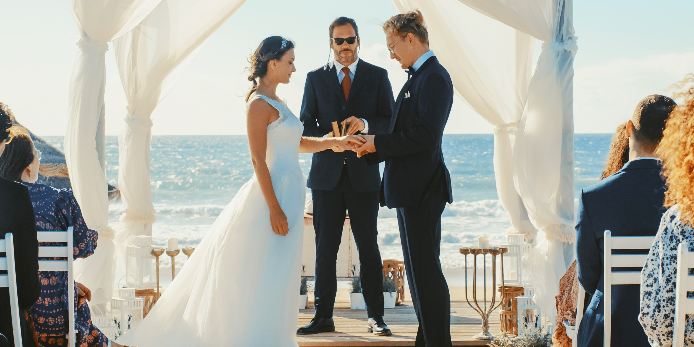 Une mariée et un marié debout devant l'autel | Source : Shutterstock