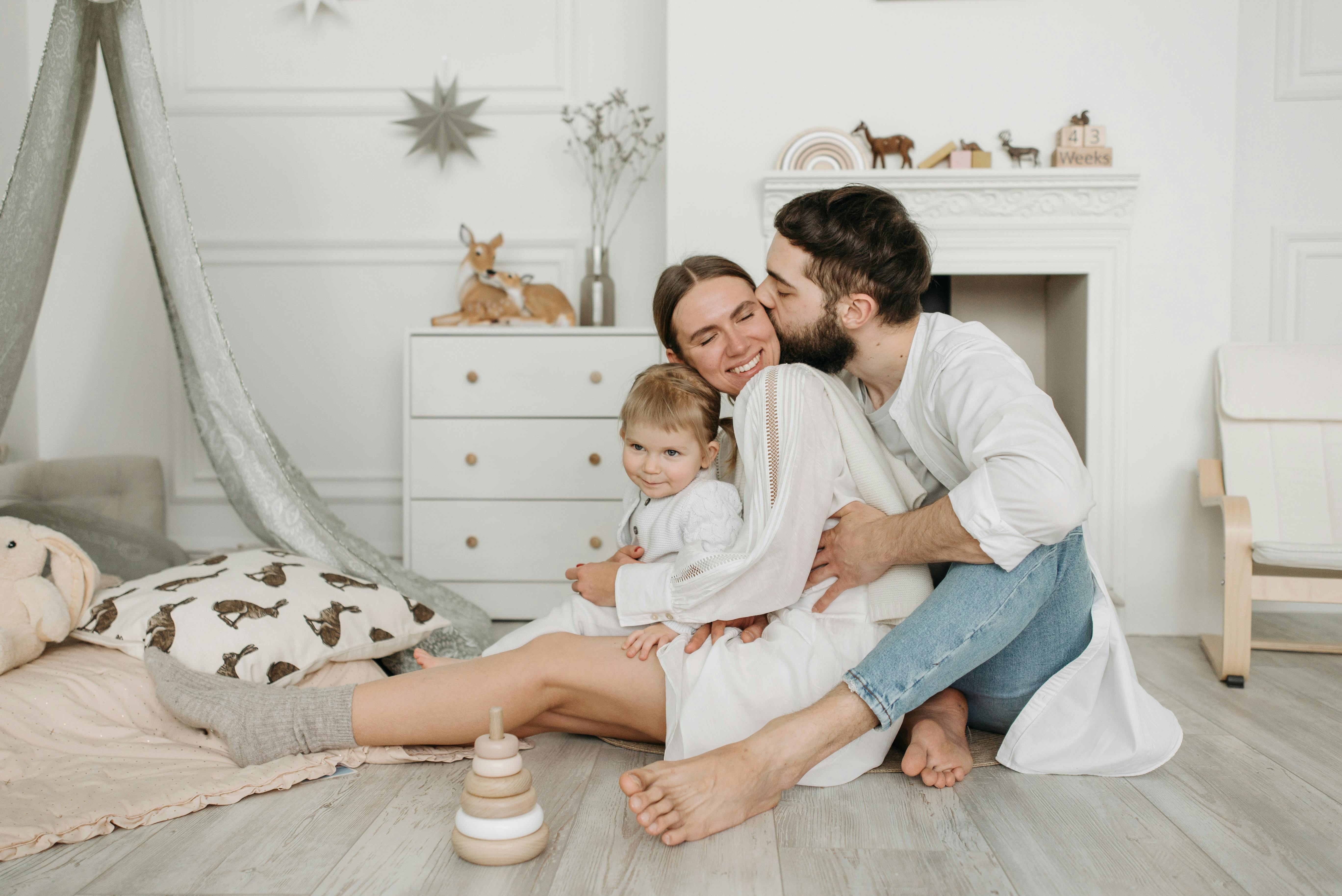 Un couple avec son enfant | Source : Pexels