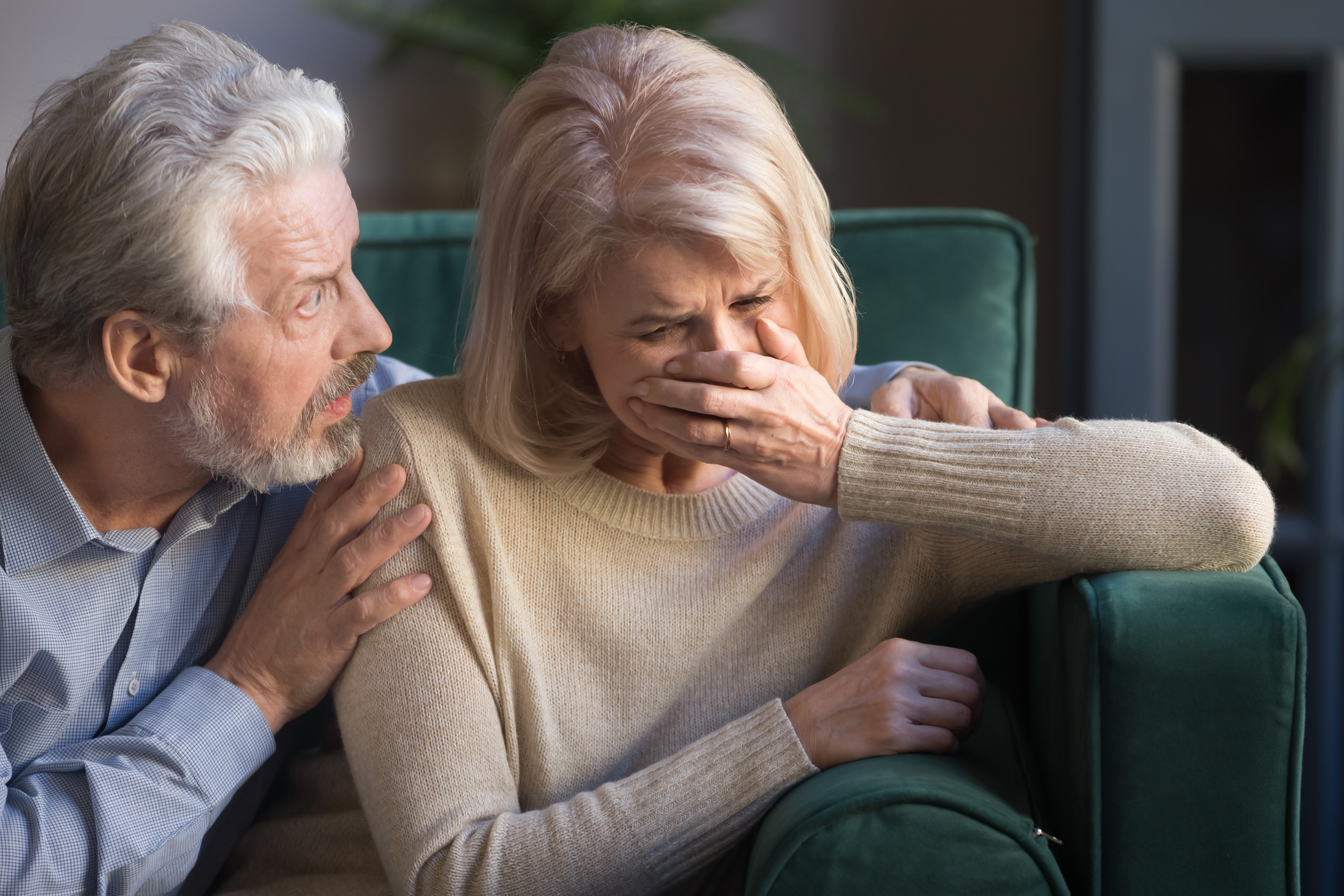 Le mari réconforte sa femme anxieuse | Source : Shutterstock