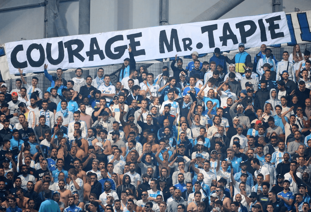 MARSEILLE, FRANCE - 24 SEPTEMBRE : Bannière de soutien à Bernard Tapie, gravement malade, lors du match de Ligue 1 entre l'Olympique de Marseille (OM) et le Toulouse FC (TFC) le 24 septembre 2017 au Vélodrome de Marseille, France. | Photo : Getty Images