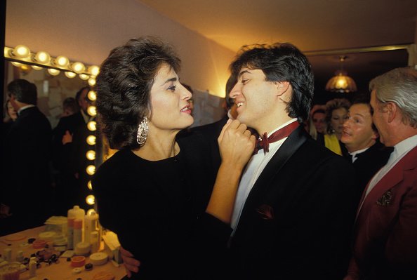 Linda de Suza et son fils lors d'une représentation de la comédie musicale 'La Valise en carton' le 29 septembre 1986, France. | Photo : Getty Images